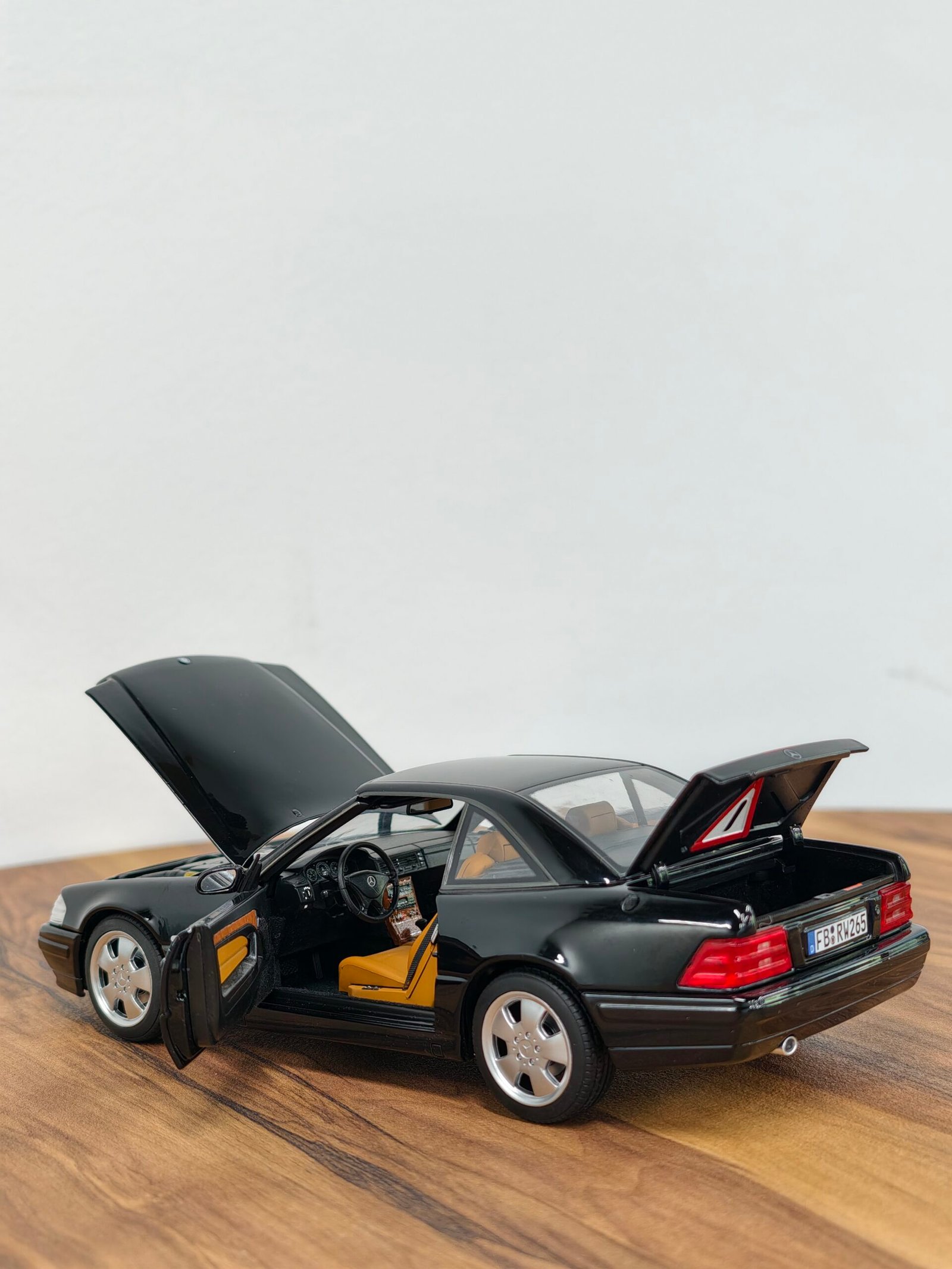 Mercedes-Benz SL 500 1999 Black 1:18 - Image 8