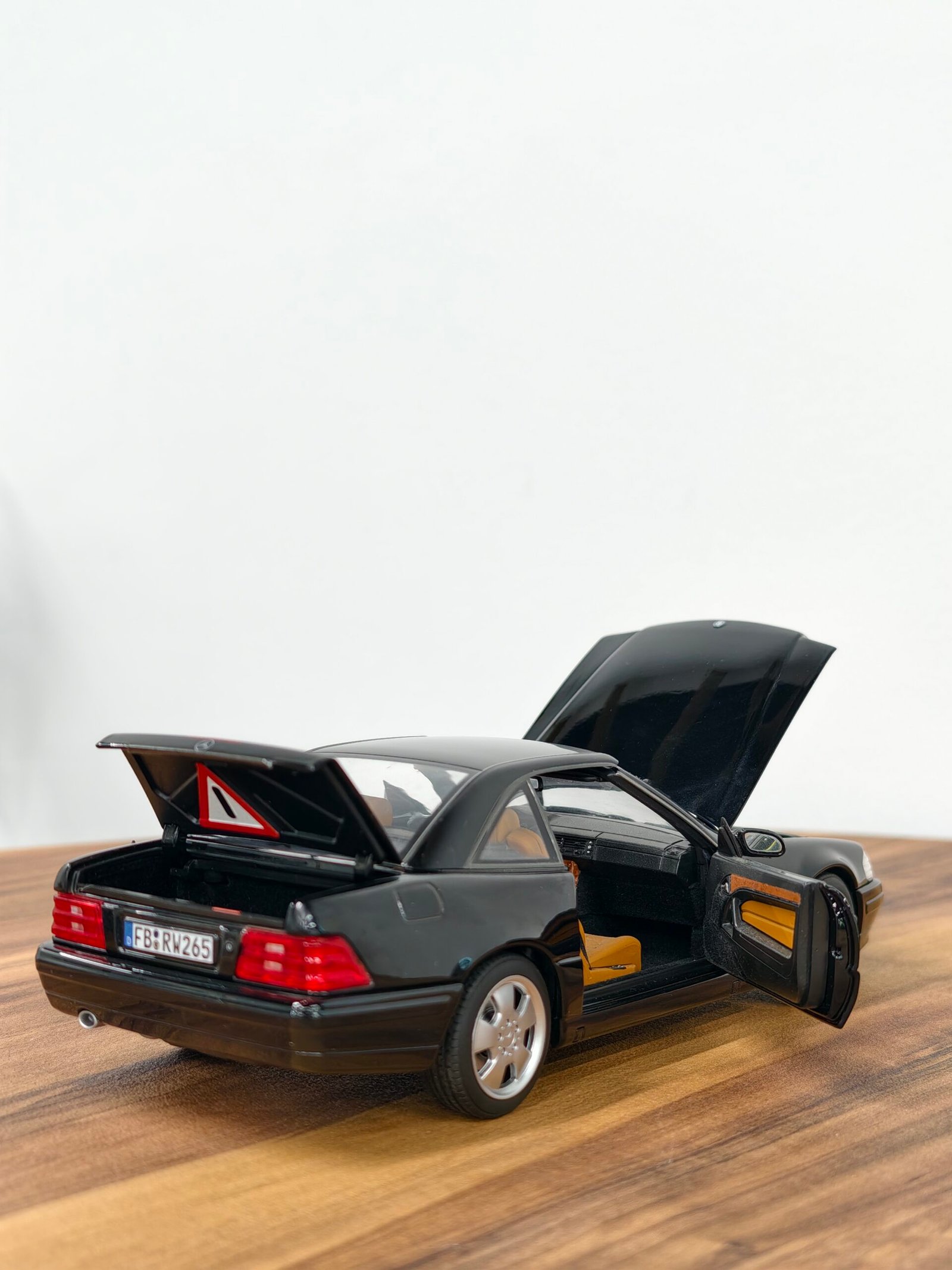 Mercedes-Benz SL 500 1999 Black 1:18 - Image 9