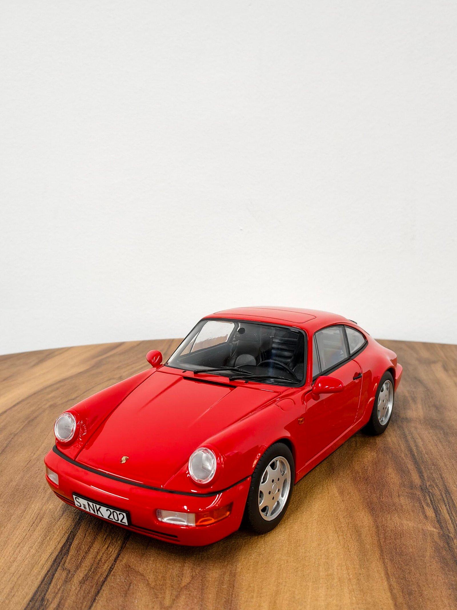Porsche 911 Carrera 2 (1992) Gelb 1:18 R