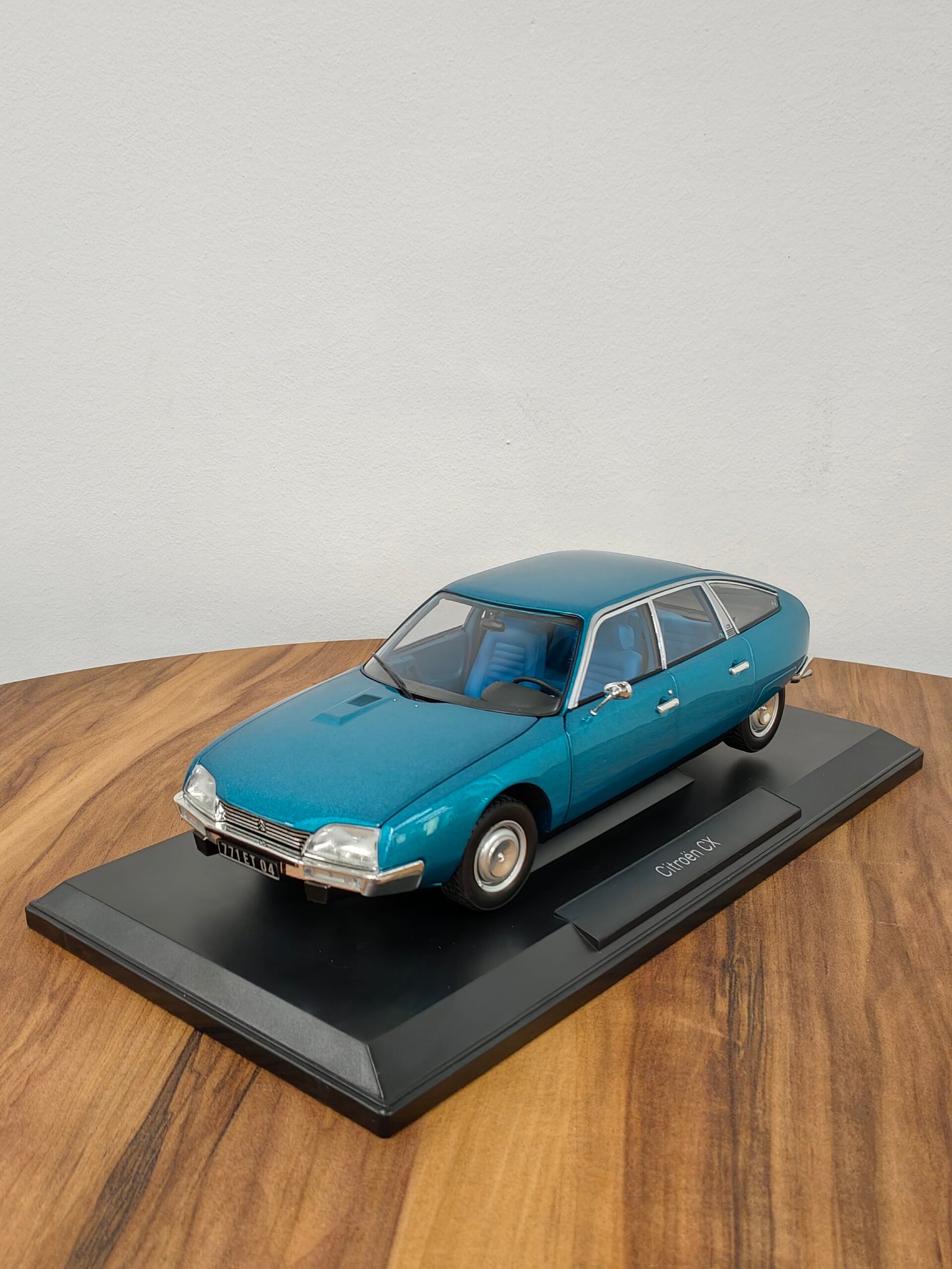 Citroën CX2000 1974 Delta Blue Metallic 1:18