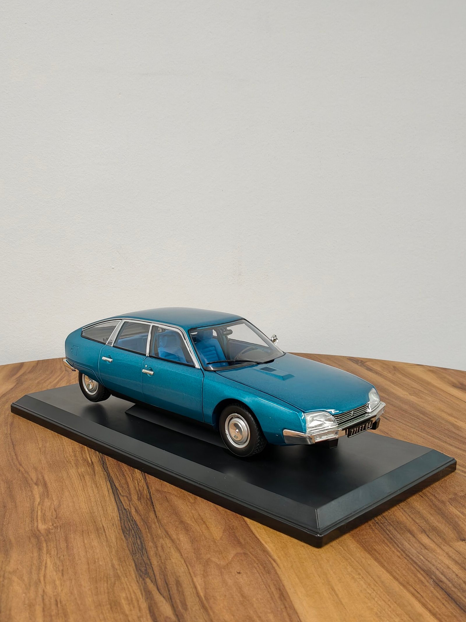 Citroën CX2000 1974 Delta Blue Metallic 1:18 - Image 2
