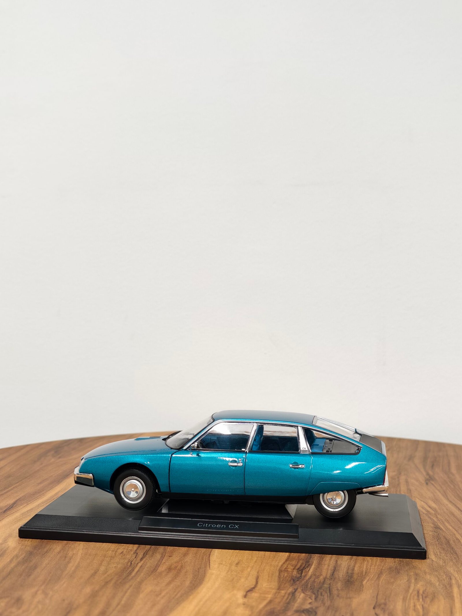 Citroën CX2000 1974 Delta Blue Metallic 1:18 - Image 9
