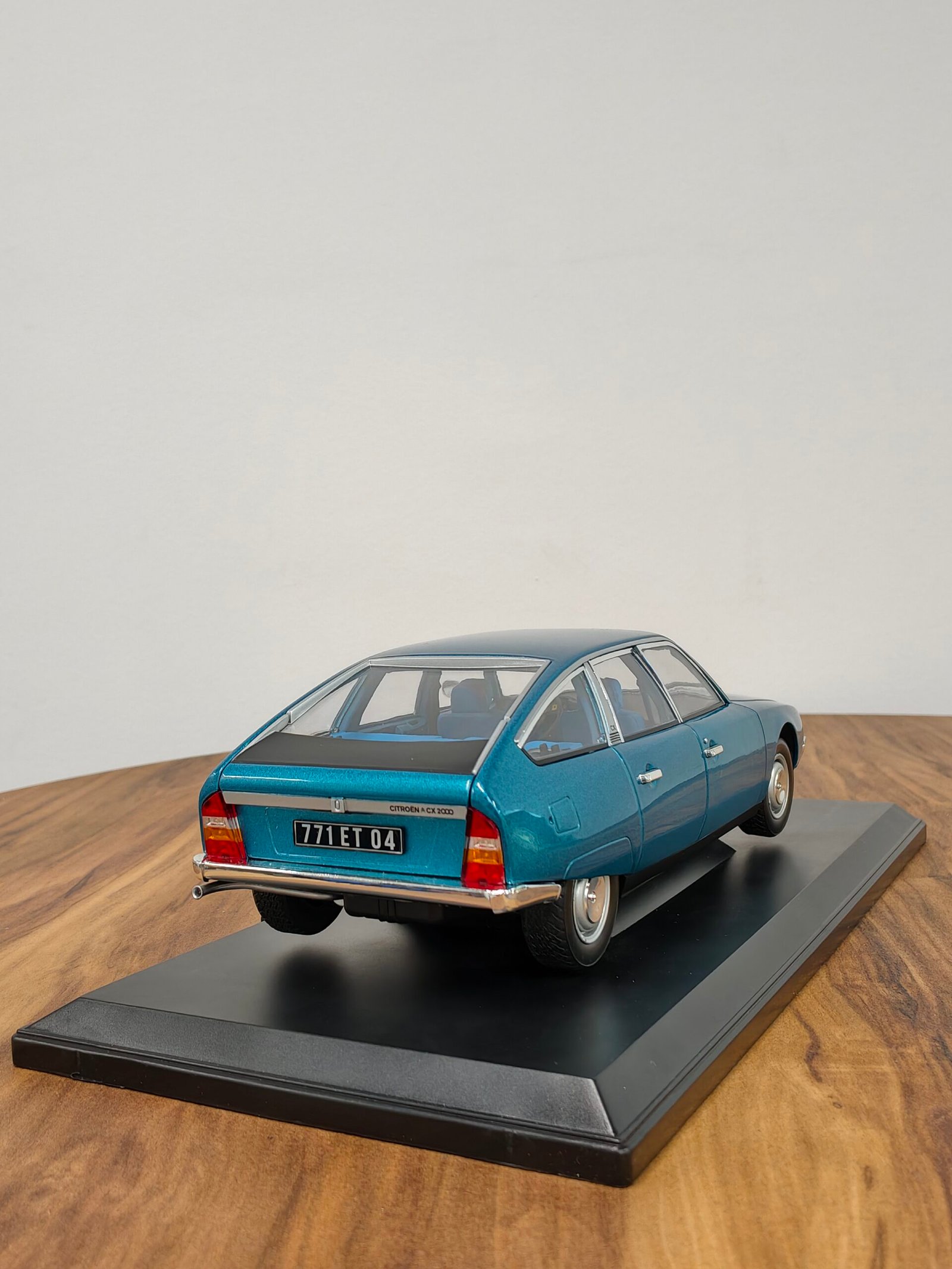 Citroën CX2000 1974 Delta Blue Metallic 1:18 - Image 8