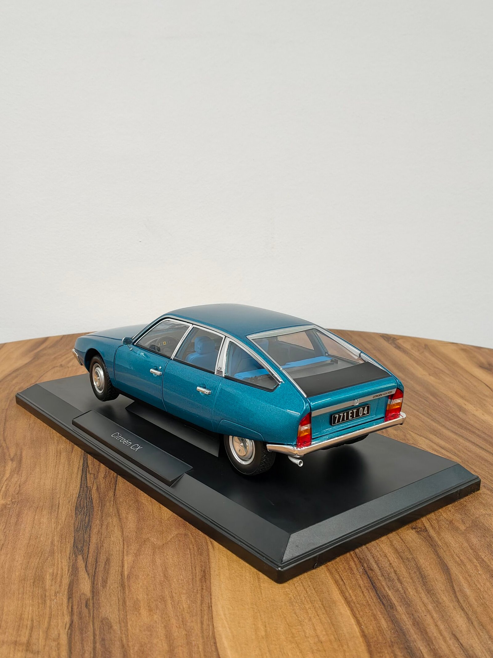 Citroën CX2000 1974 Delta Blue Metallic 1:18 - Image 7