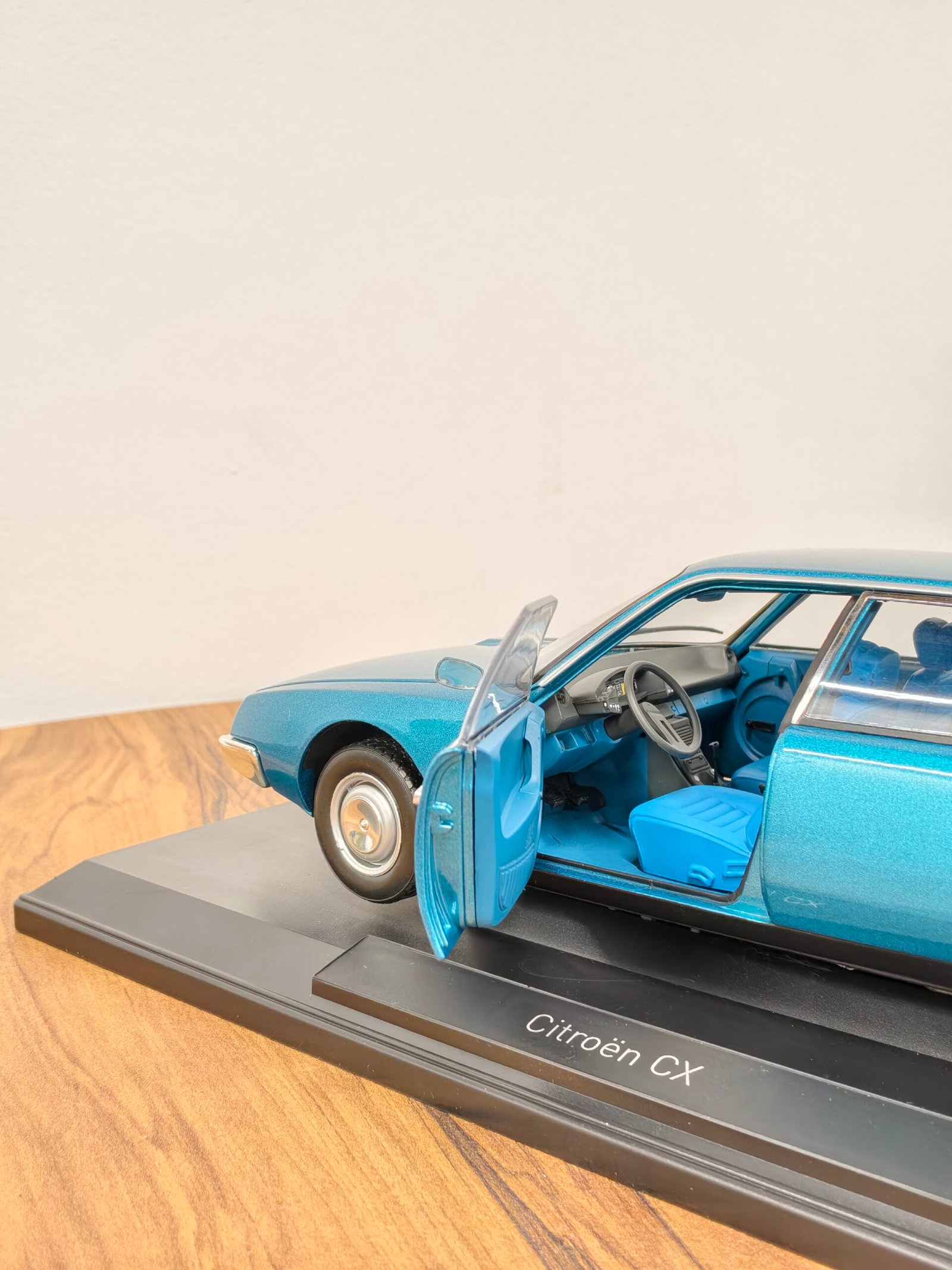 Citroën CX2000 1974 Delta Blue Metallic 1:18 - Image 6
