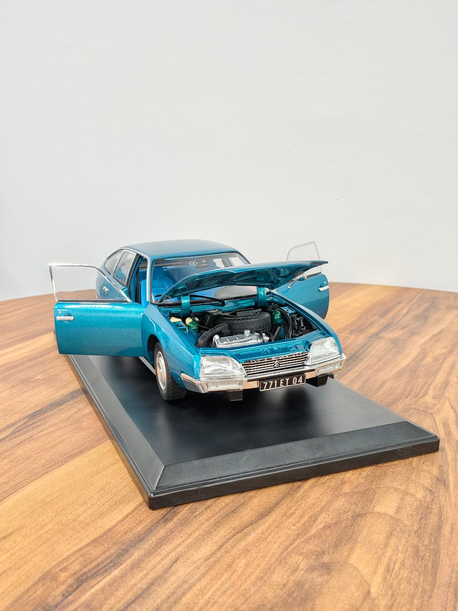 Citroën CX2000 1974 Delta Blue Metallic 1:18 - Image 5