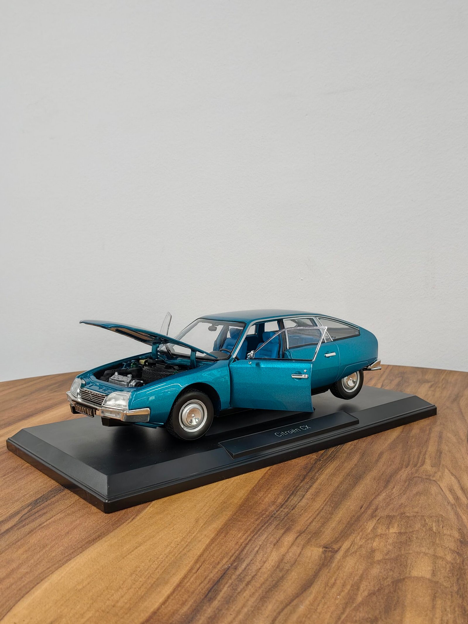 Citroën CX2000 1974 Delta Blue Metallic 1:18 - Image 4