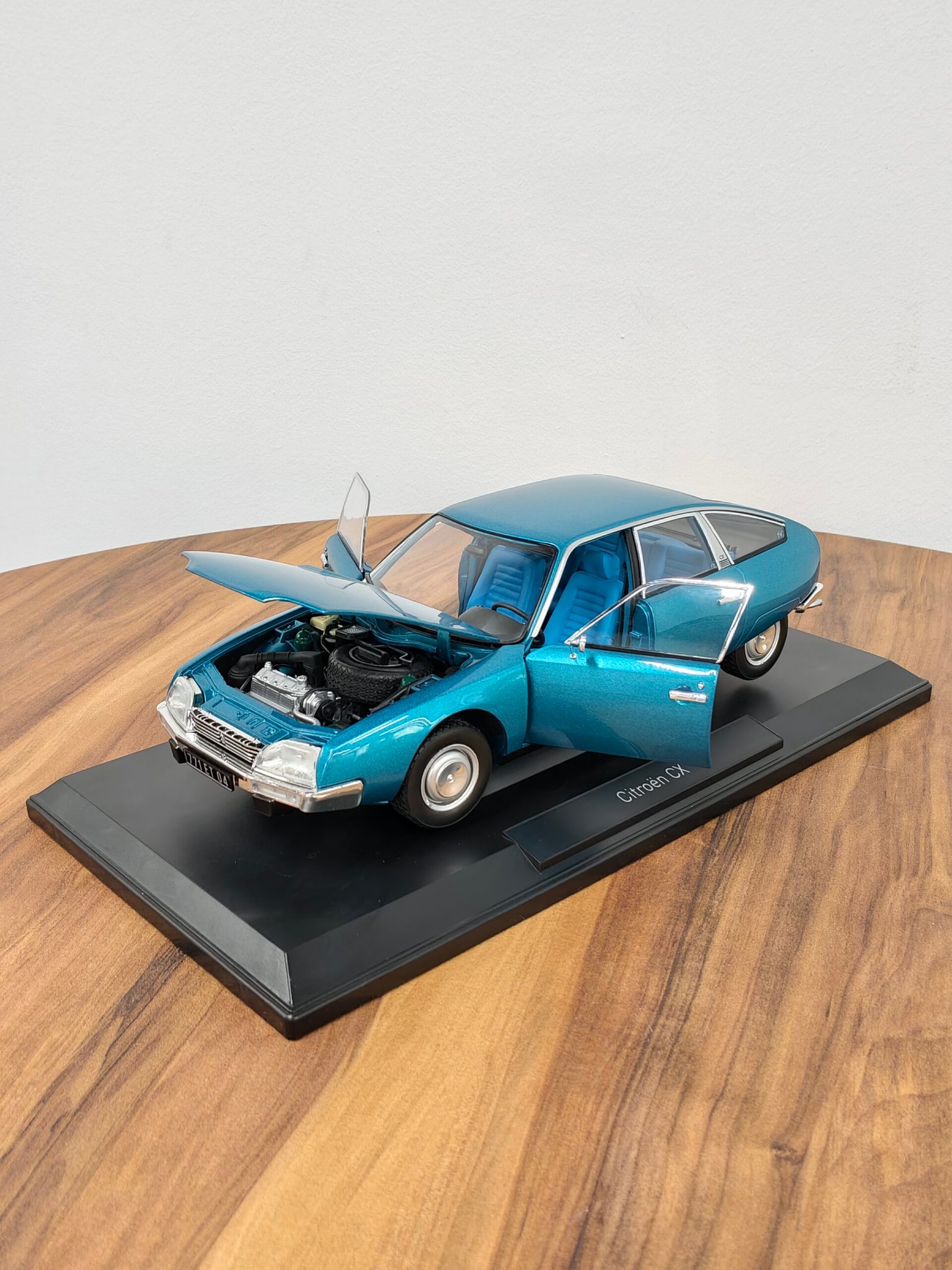 Citroën CX2000 1974 Delta Blue Metallic 1:18 - Image 3