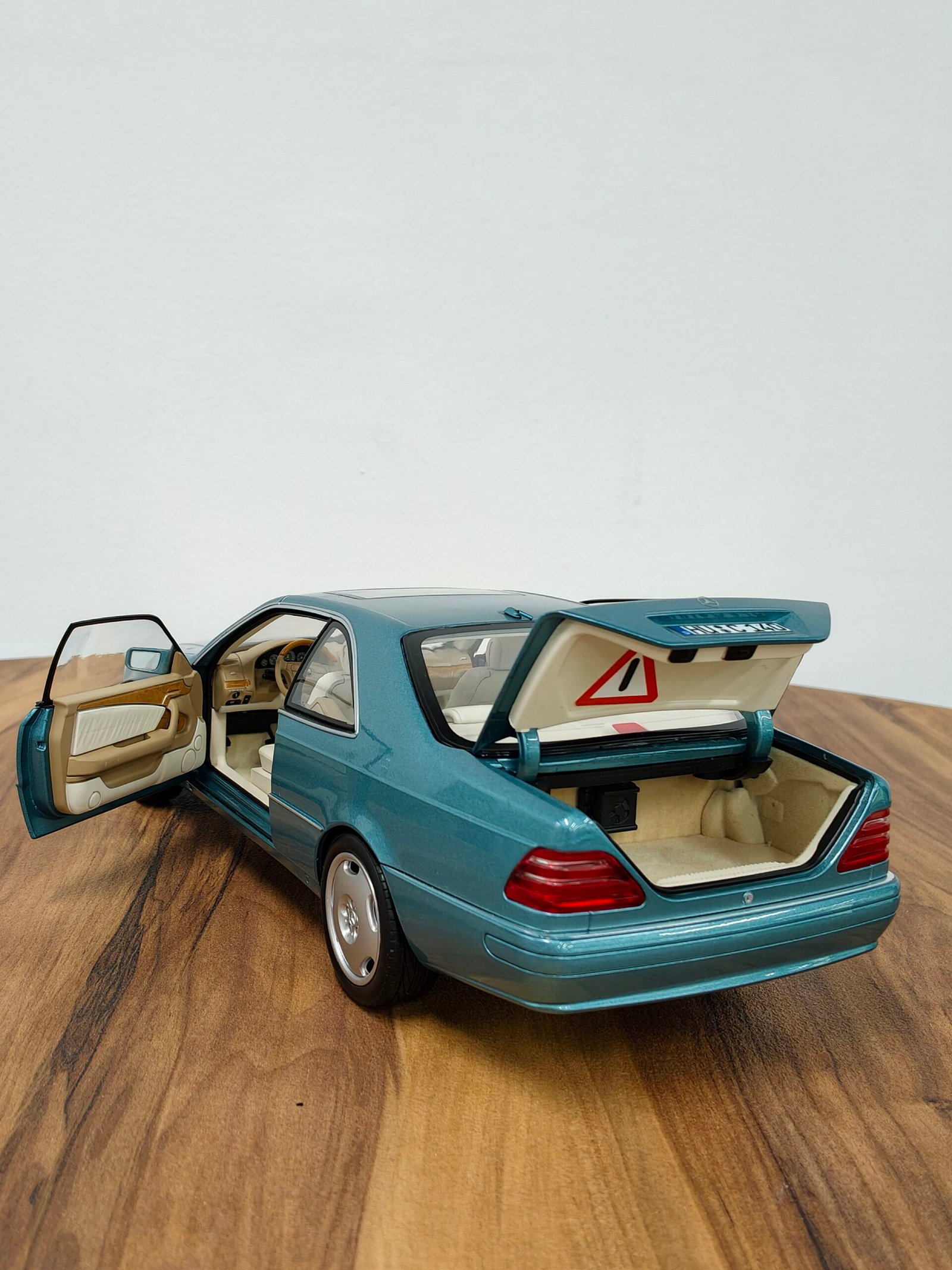 Mercedes-Benz CL600 Coupé 1997 Blue Metallic 1:18 - Image 5