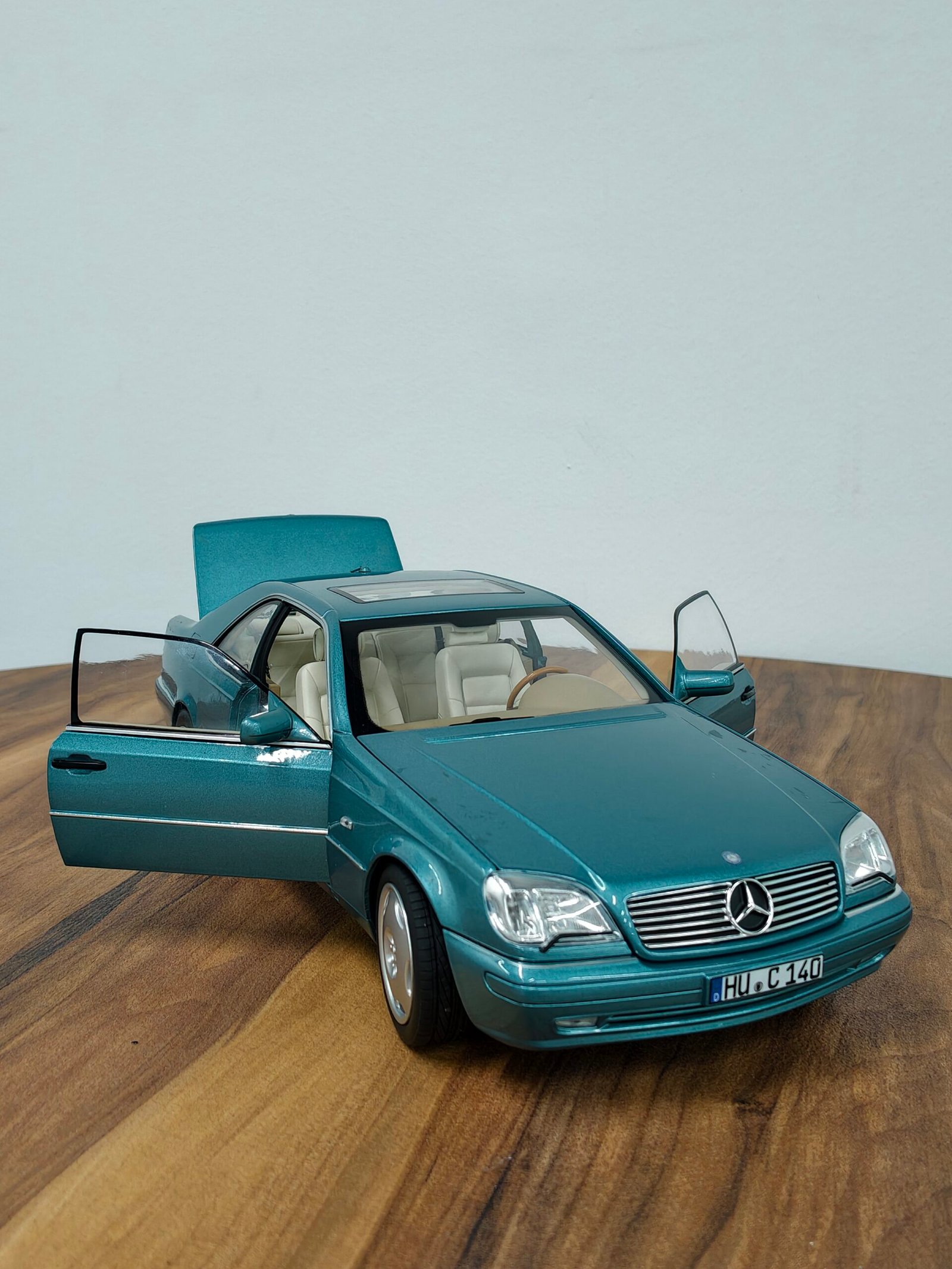 Mercedes-Benz CL600 Coupé 1997 Blue Metallic 1:18 - Image 3