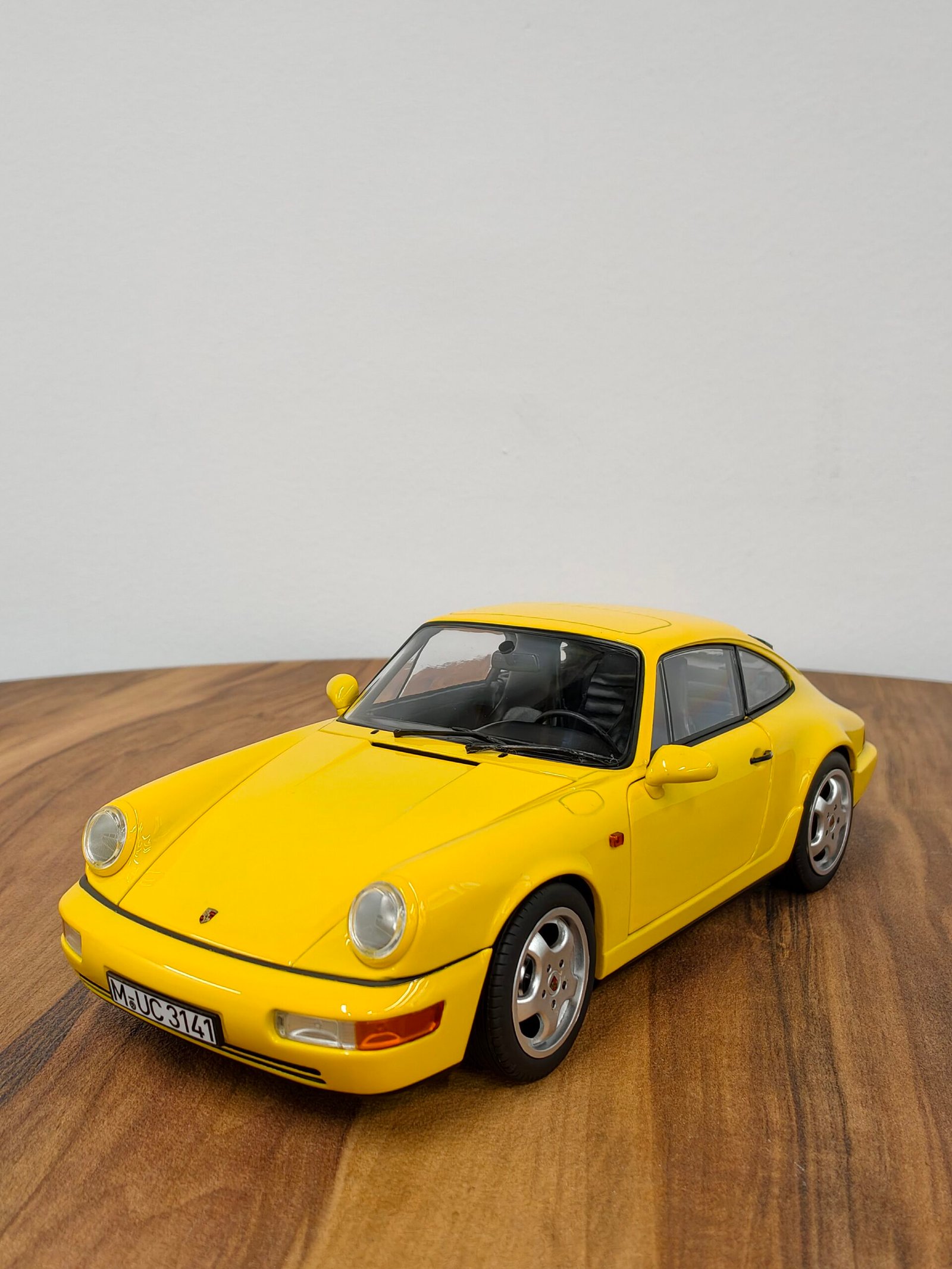 Porsche 911 Carrera 2 1990 Yellow 1:18