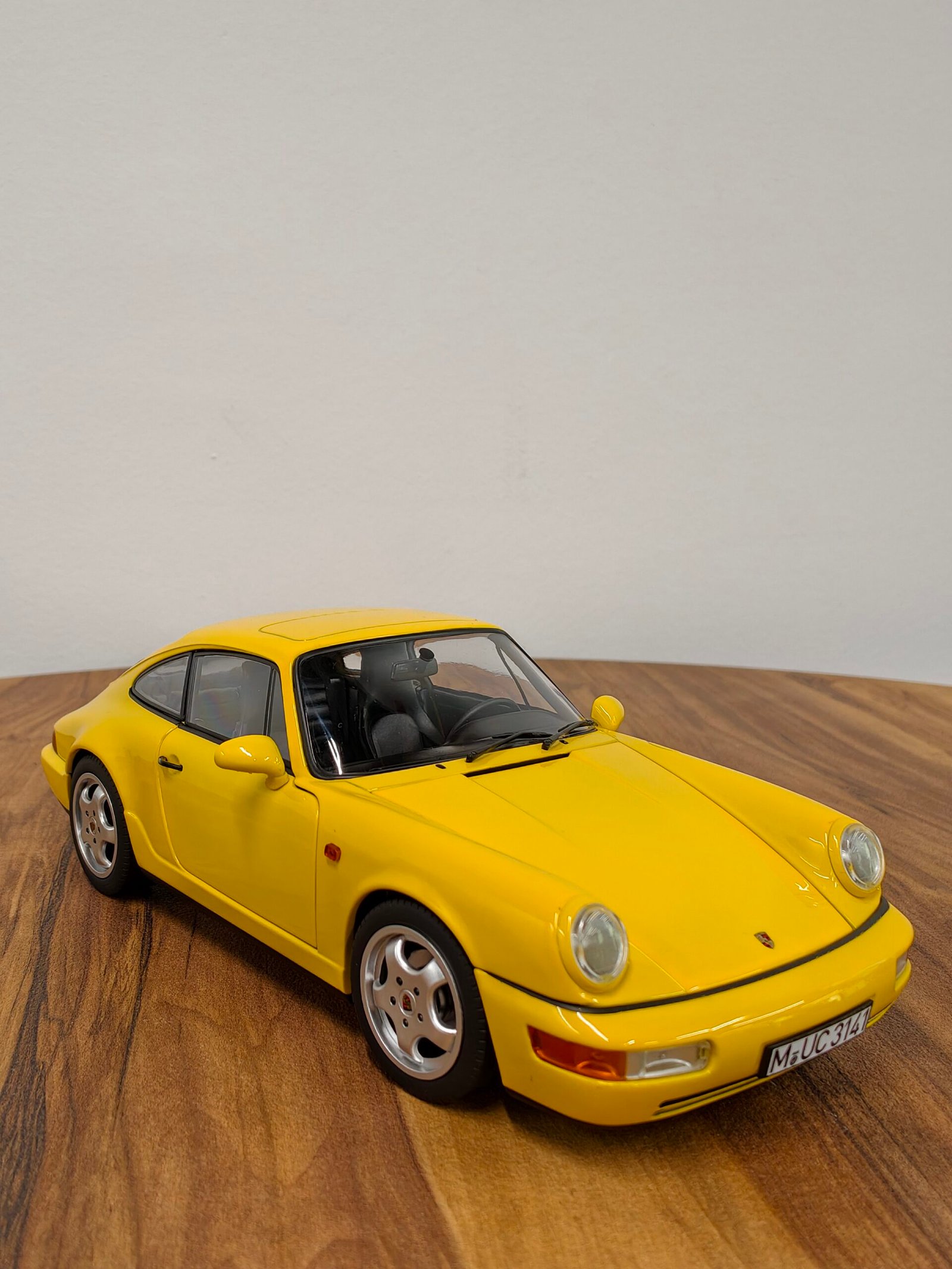 Porsche 911 Carrera 2 1990 Yellow 1:18 - Image 2