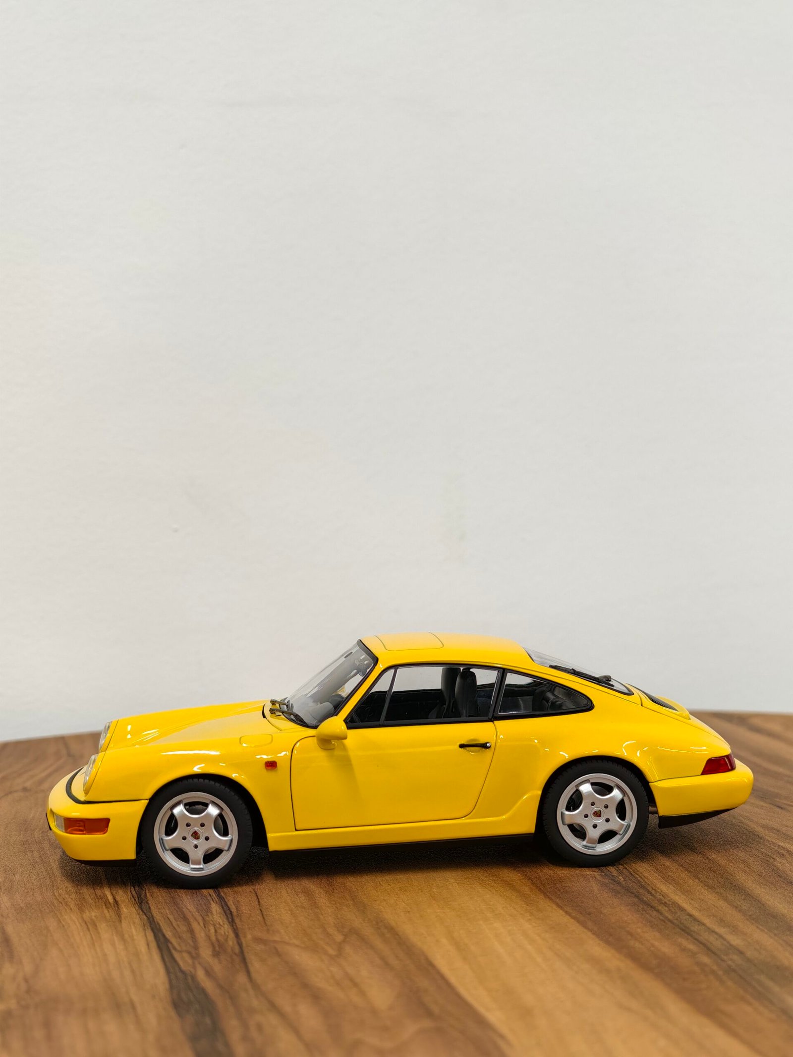 Porsche 911 Carrera 2 1990 Yellow 1:18 - Image 9