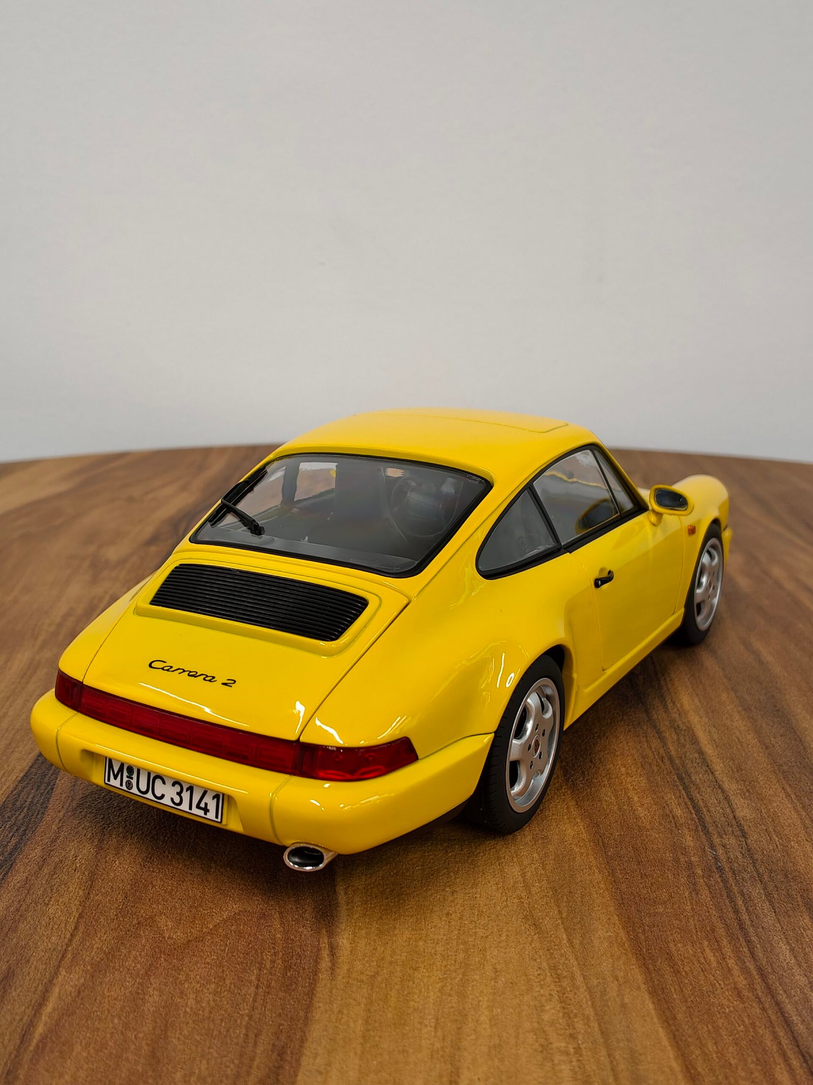 Porsche 911 Carrera 2 1990 Yellow 1:18 - Image 8