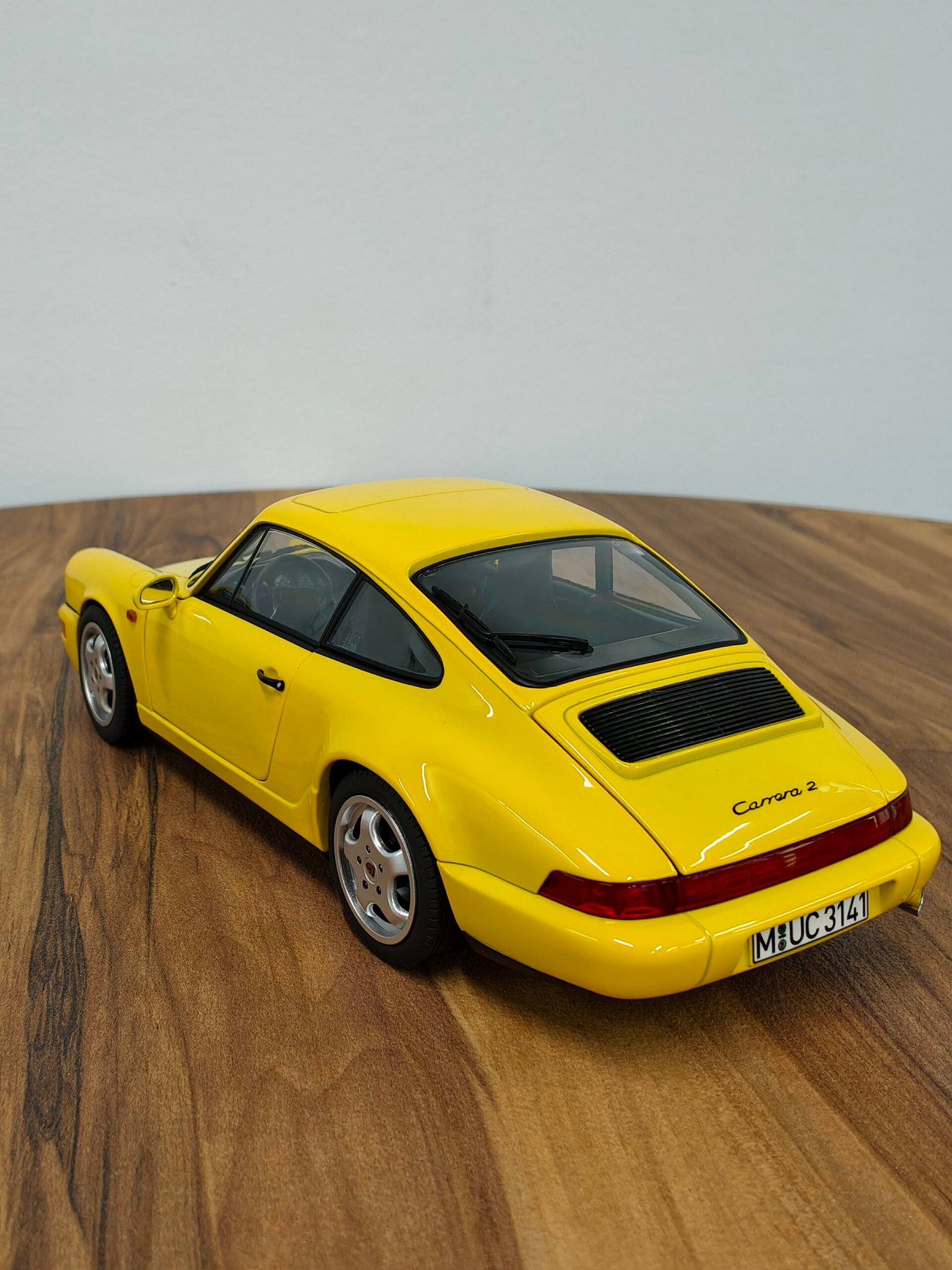 Porsche 911 Carrera 2 1990 Yellow 1:18 - Image 7