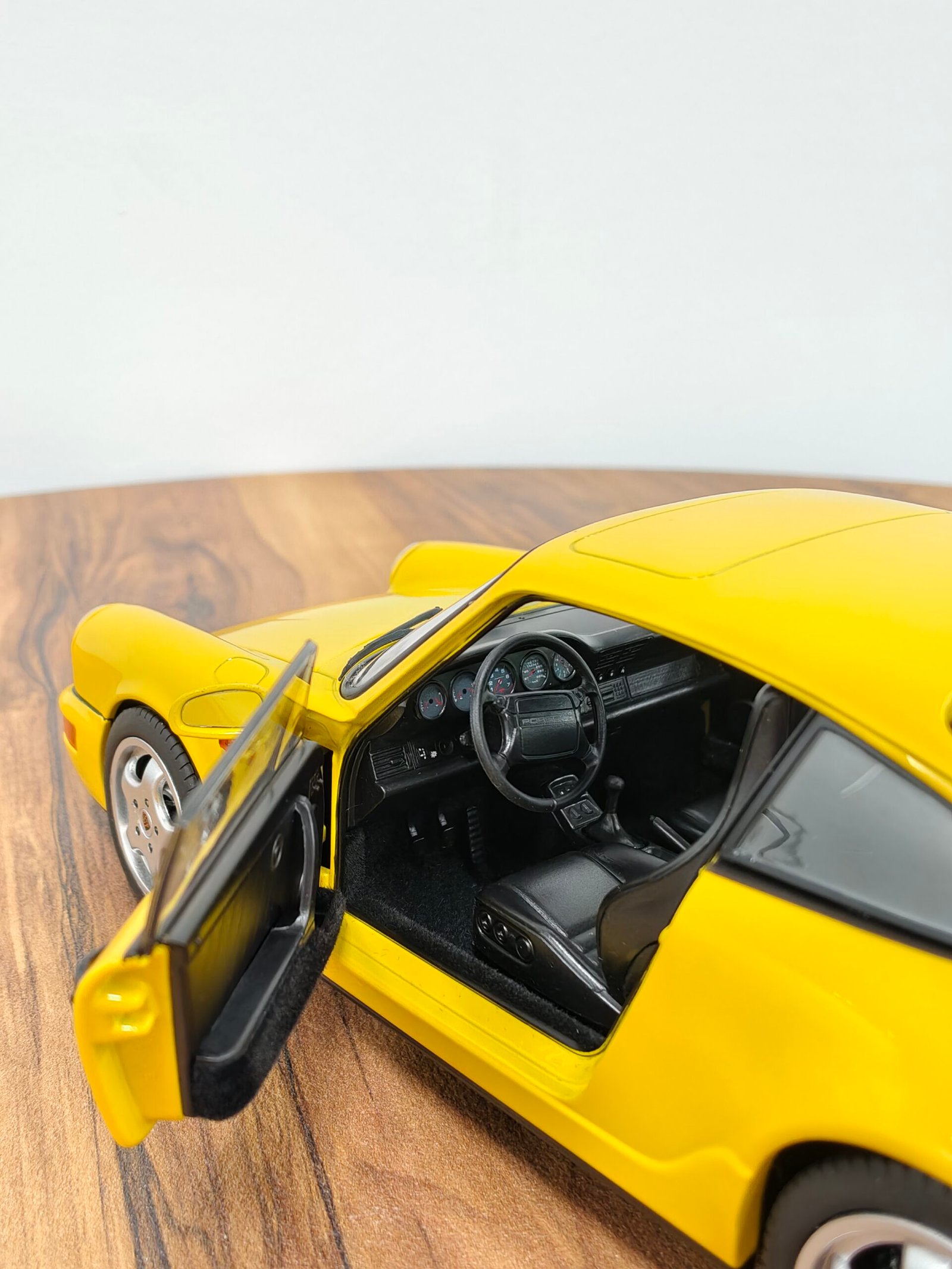 Porsche 911 Carrera 2 1990 Yellow 1:18 - Image 6