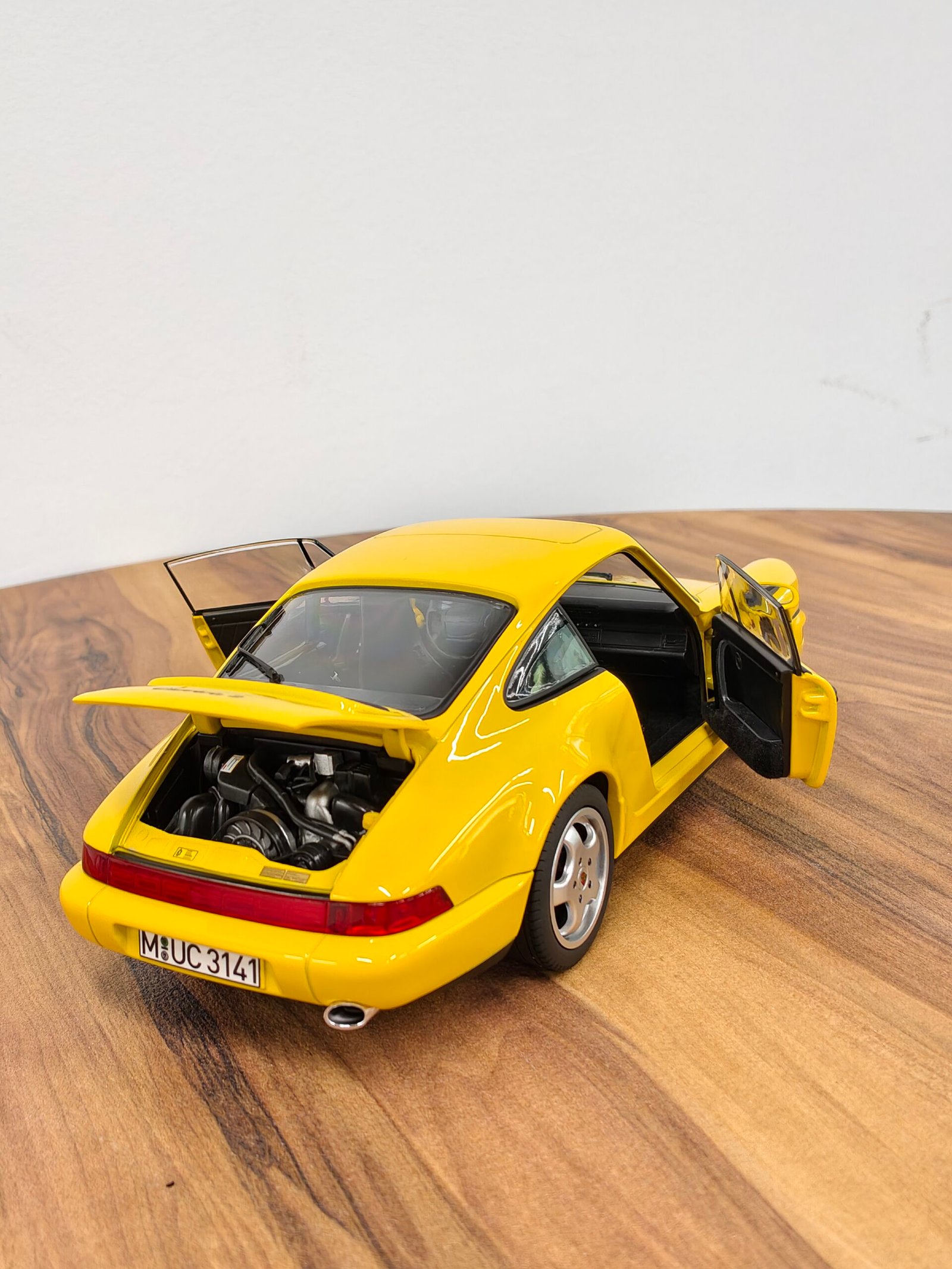 Porsche 911 Carrera 2 1990 Yellow 1:18 - Image 3