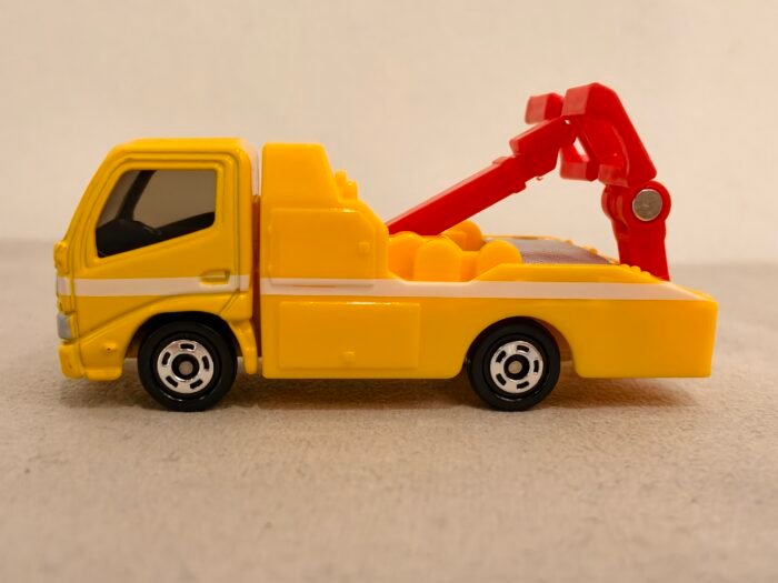 Toyota DYNA Refuse Truck - Yellow - Image 3