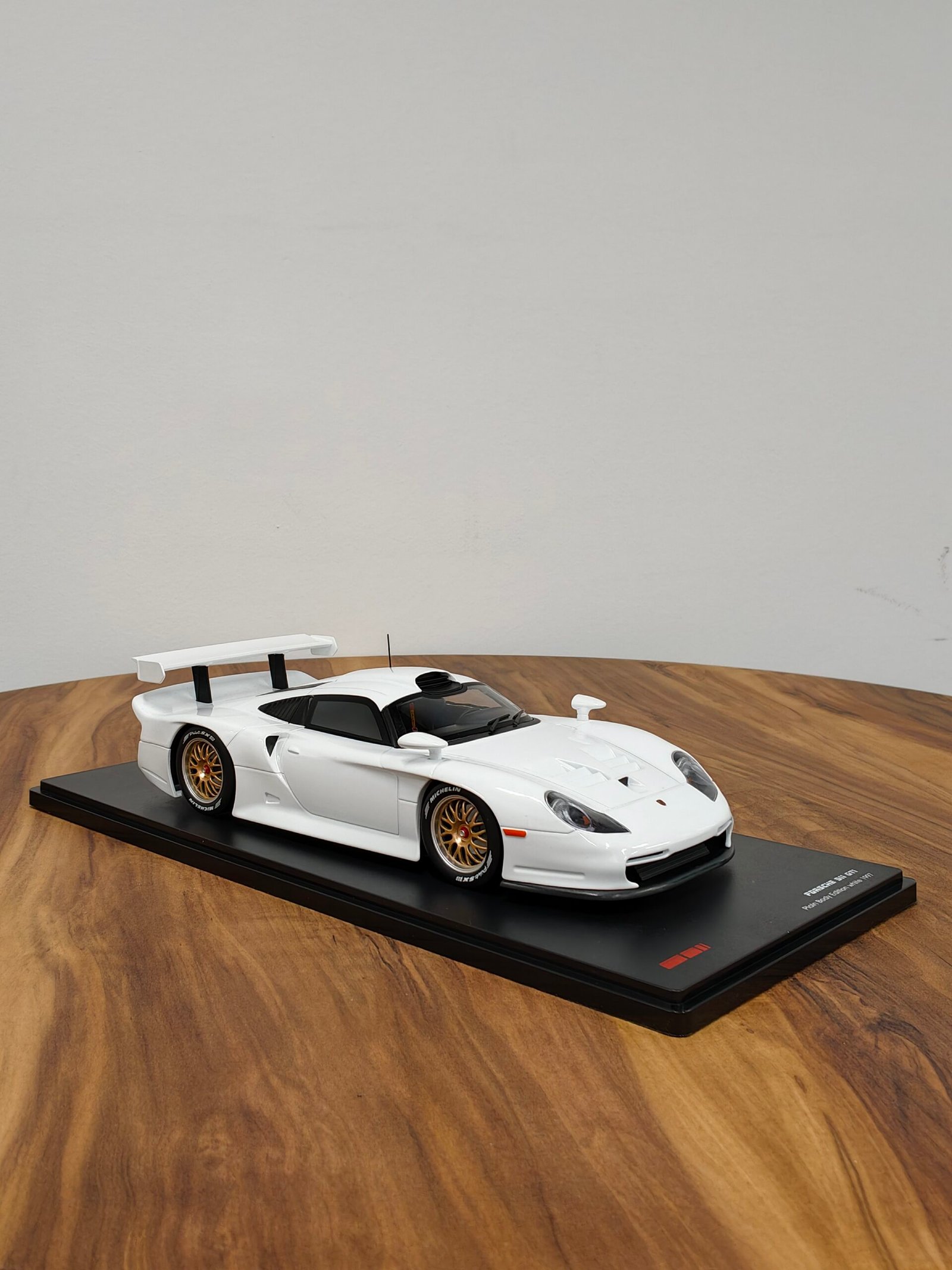 Porsche 911 Gt1  Plain body Edition 1997(White) 1:18 - Image 2