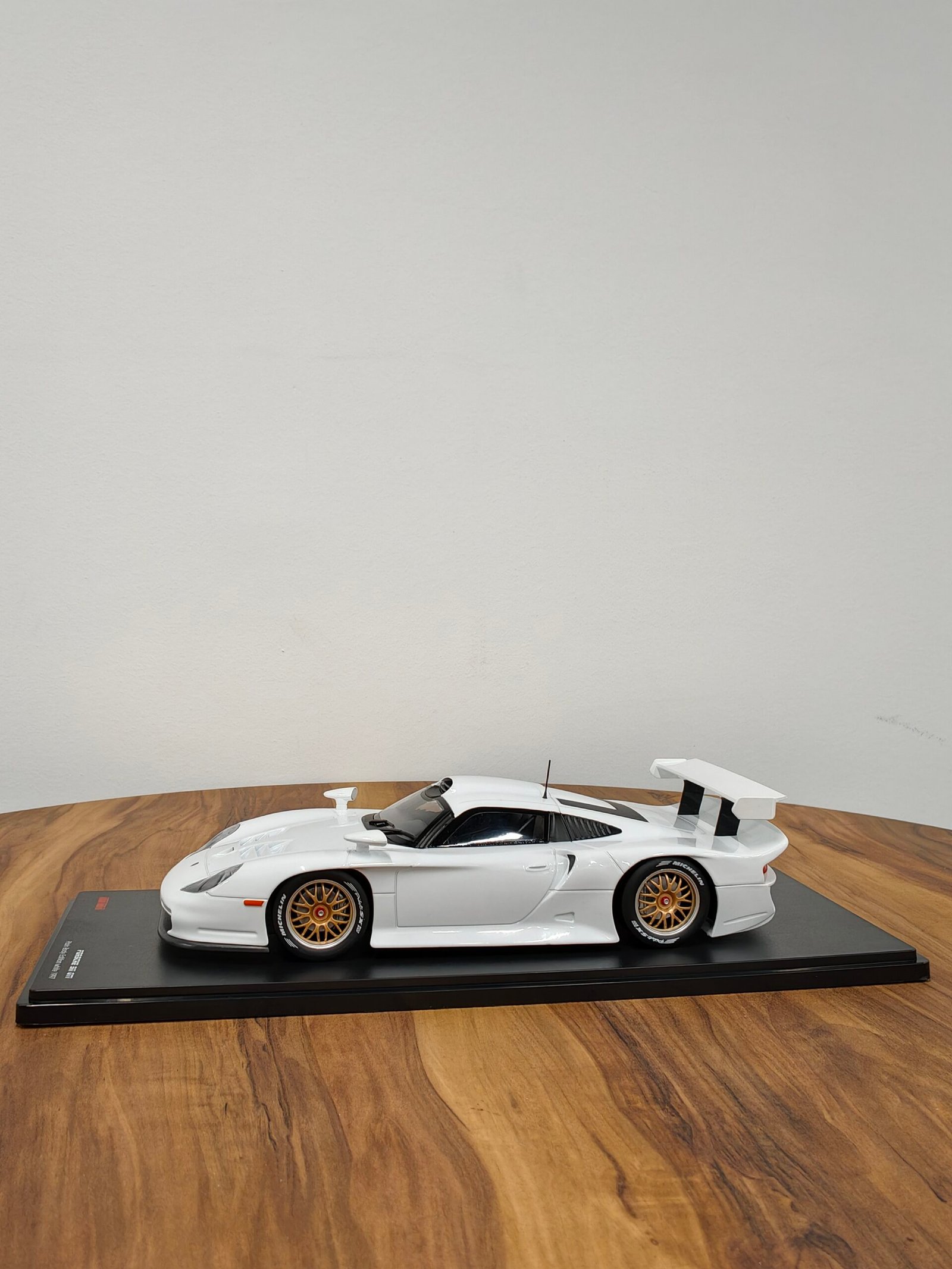Porsche 911 Gt1  Plain body Edition 1997(White) 1:18 - Image 5