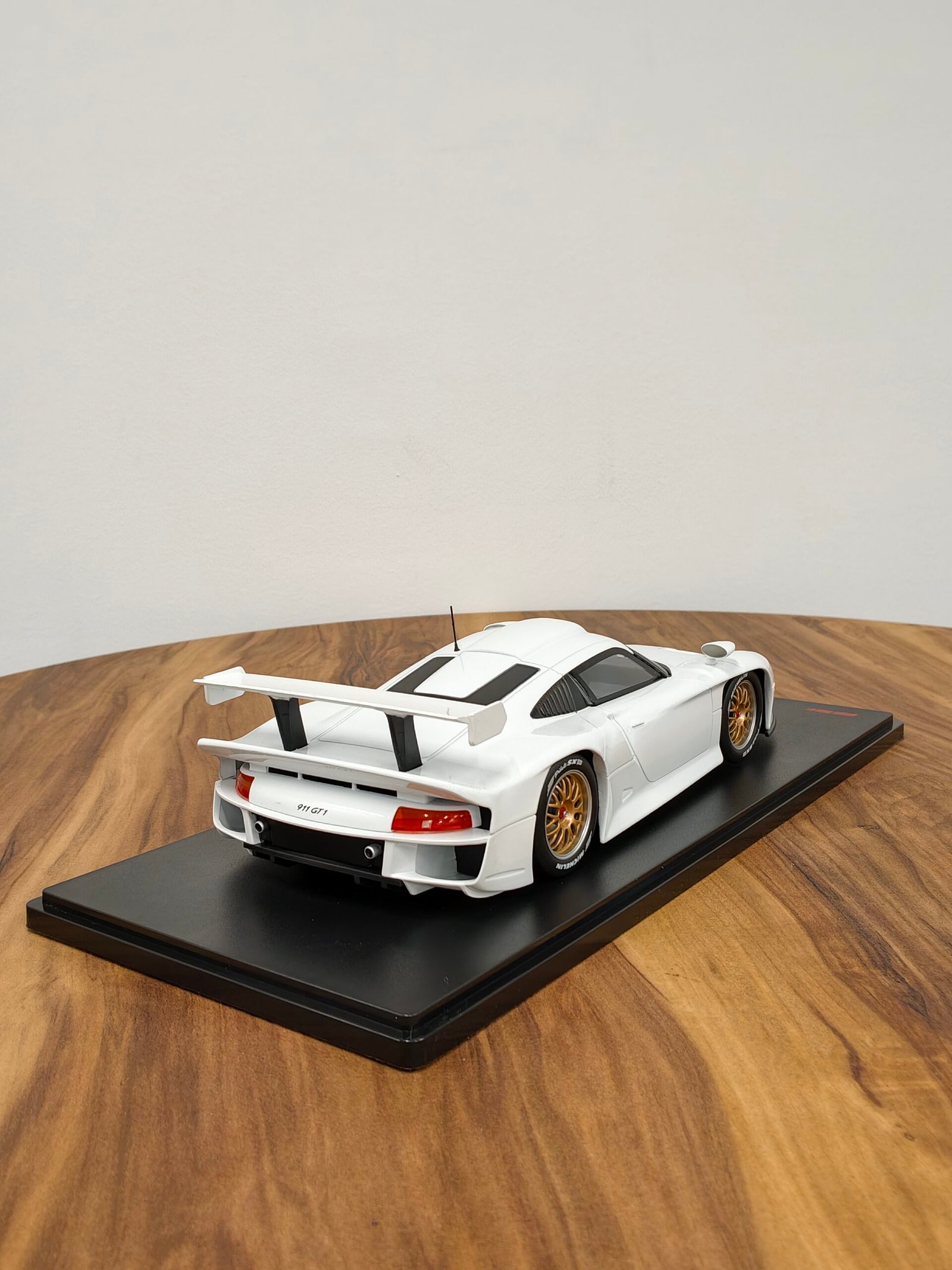 Porsche 911 Gt1  Plain body Edition 1997(White) 1:18 - Image 4