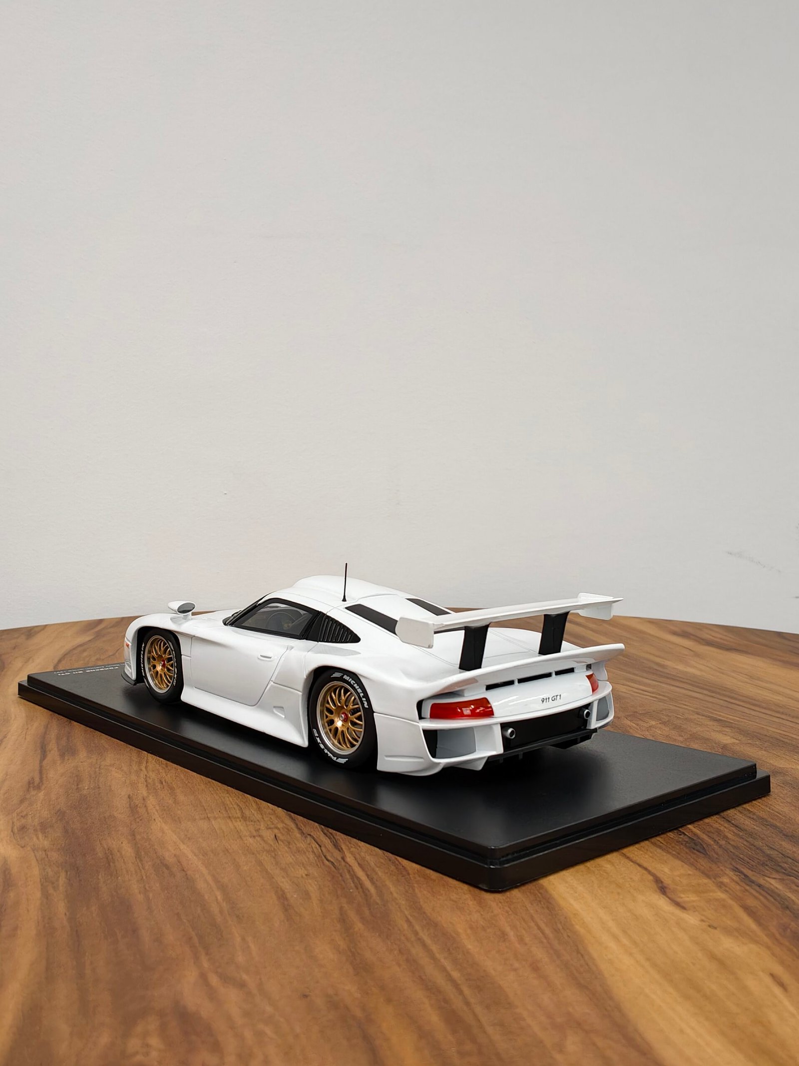 Porsche 911 Gt1  Plain body Edition 1997(White) 1:18 - Image 3