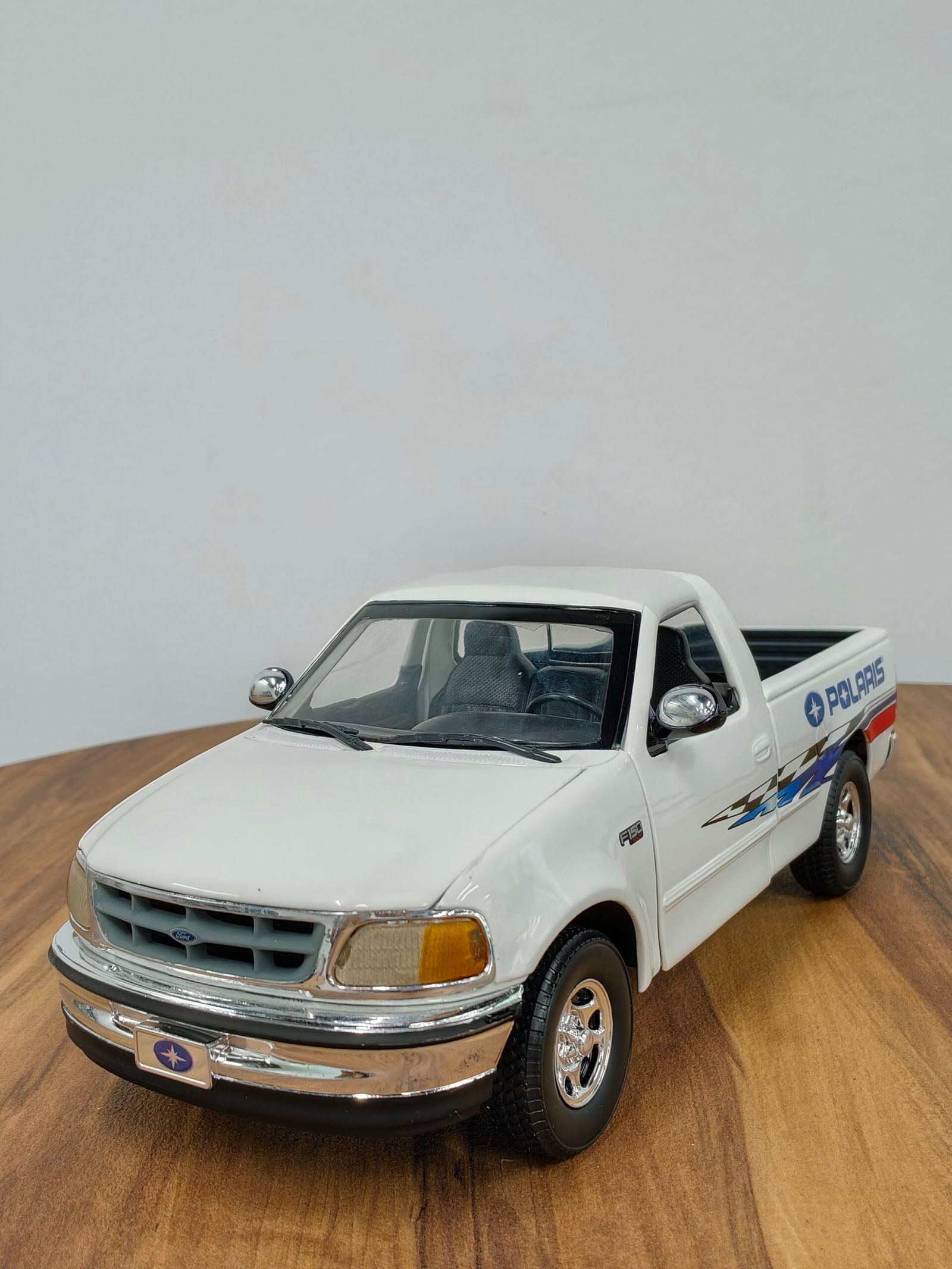 Polaris Genesis with Ford pick up & trailer 1:18 White - Image 10