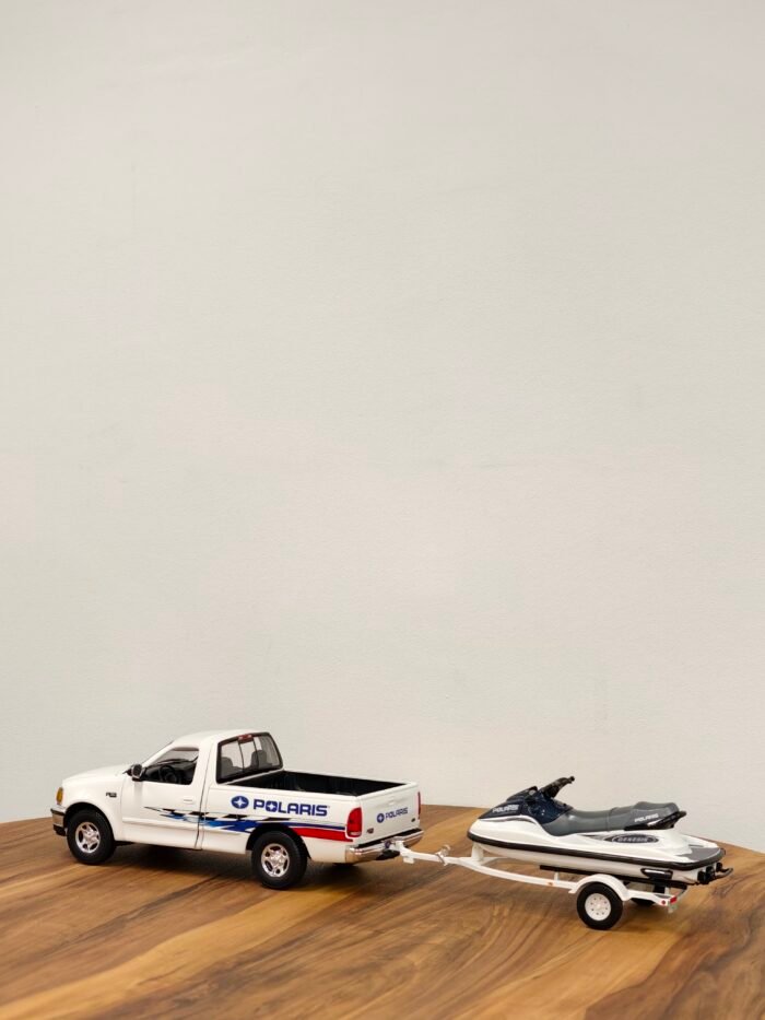 Polaris Genesis with Ford pick up & trailer 1:18 White - Image 9
