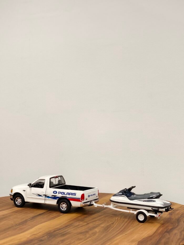 Polaris Genesis with Ford pick up & trailer 1:18 White - Image 8