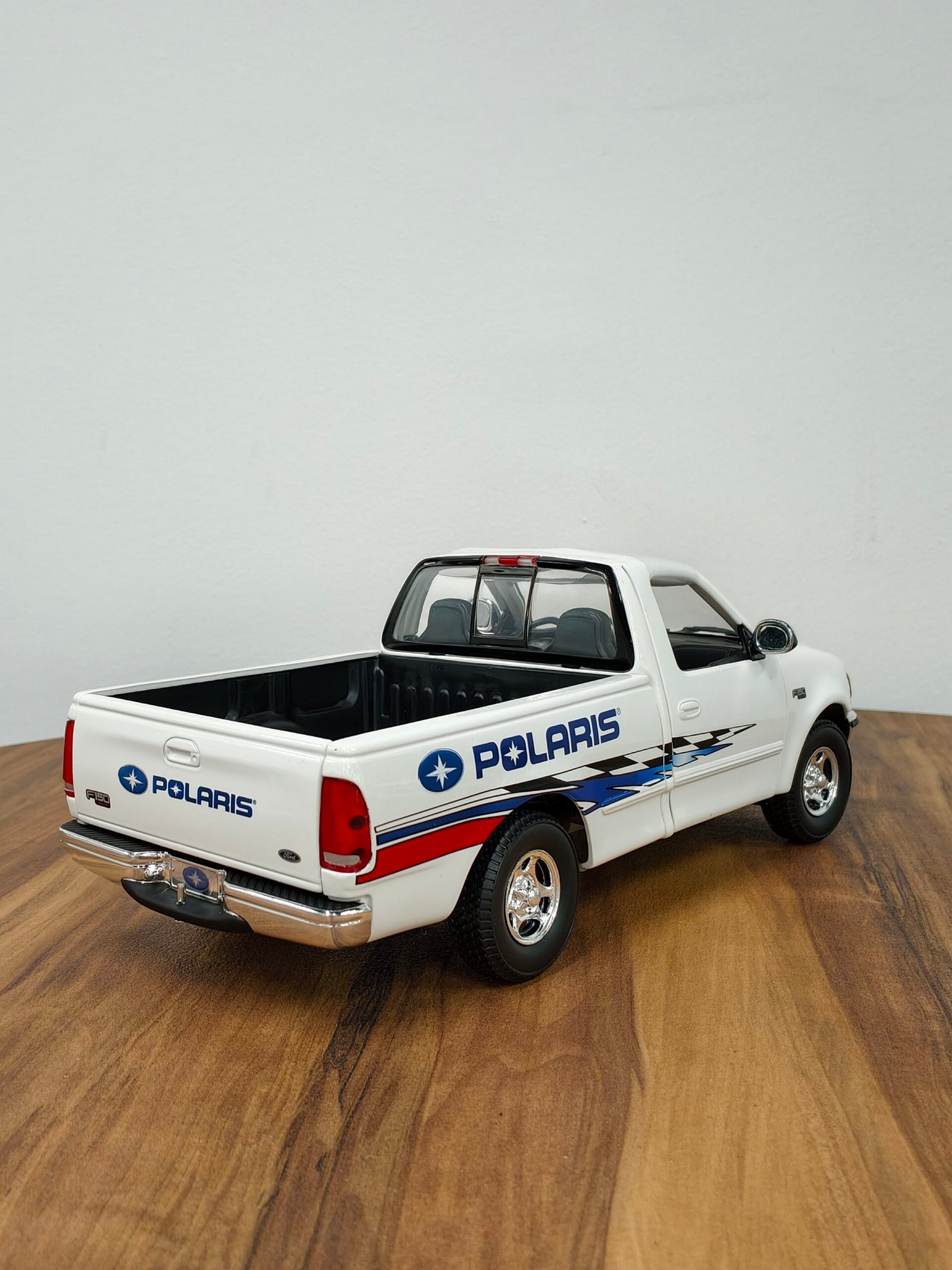 Polaris Genesis with Ford pick up & trailer 1:18 White - Image 7
