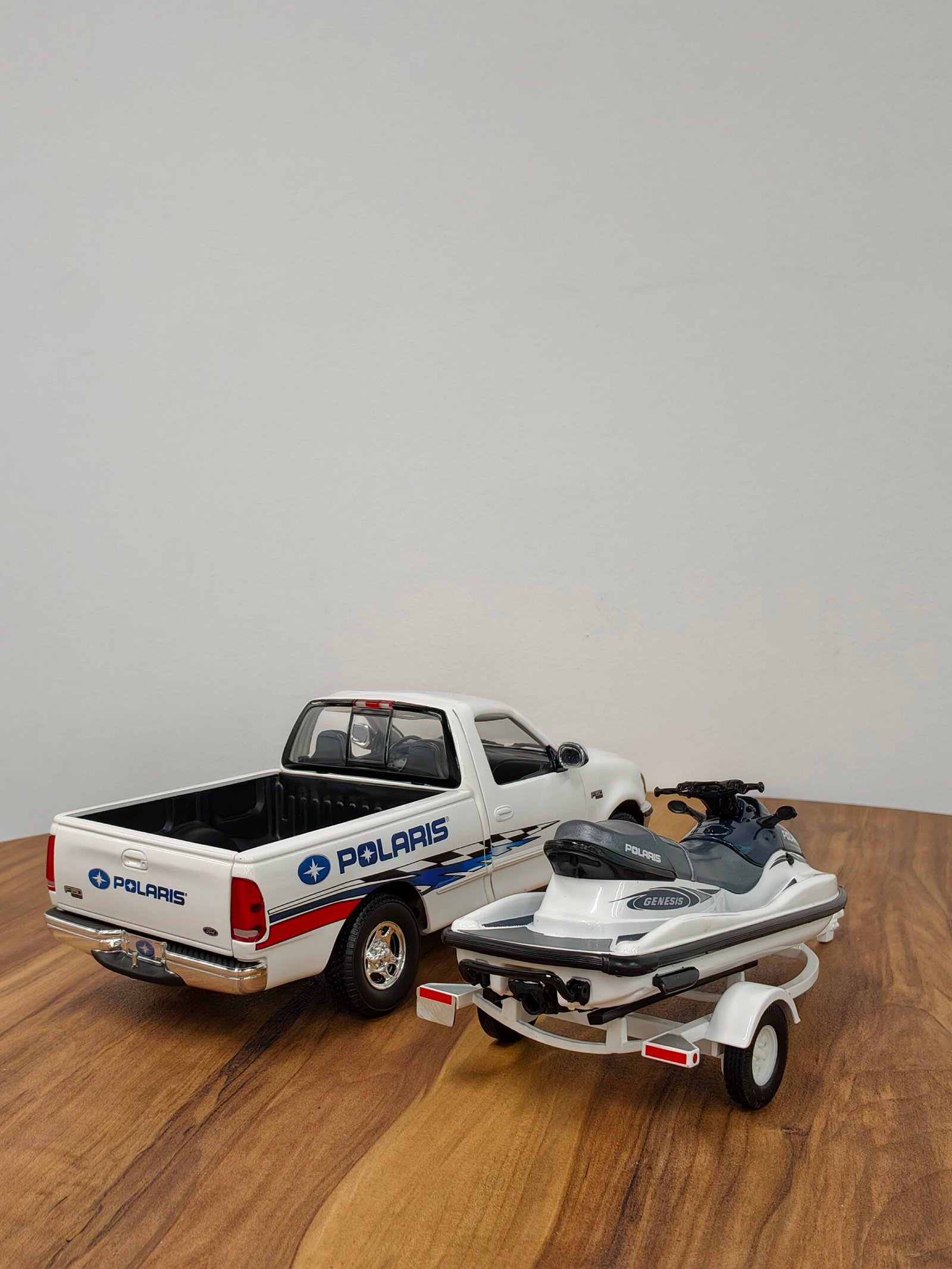 Polaris Genesis with Ford pick up & trailer 1:18 White - Image 4
