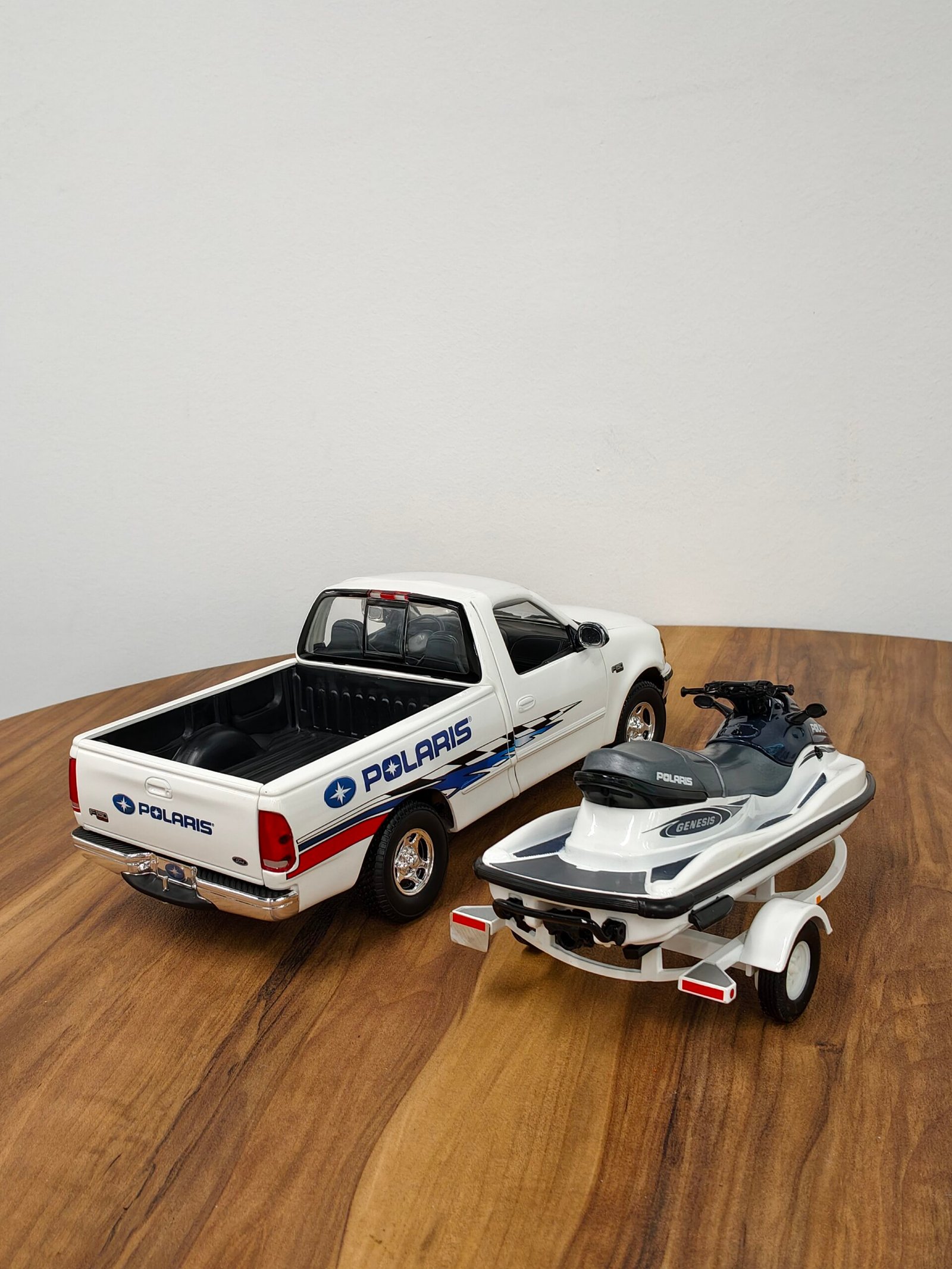 Polaris Genesis with Ford pick up & trailer 1:18 White - Image 3