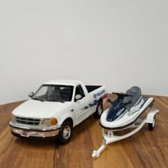 Polaris Genesis with Ford pick up & trailer 1:18 White