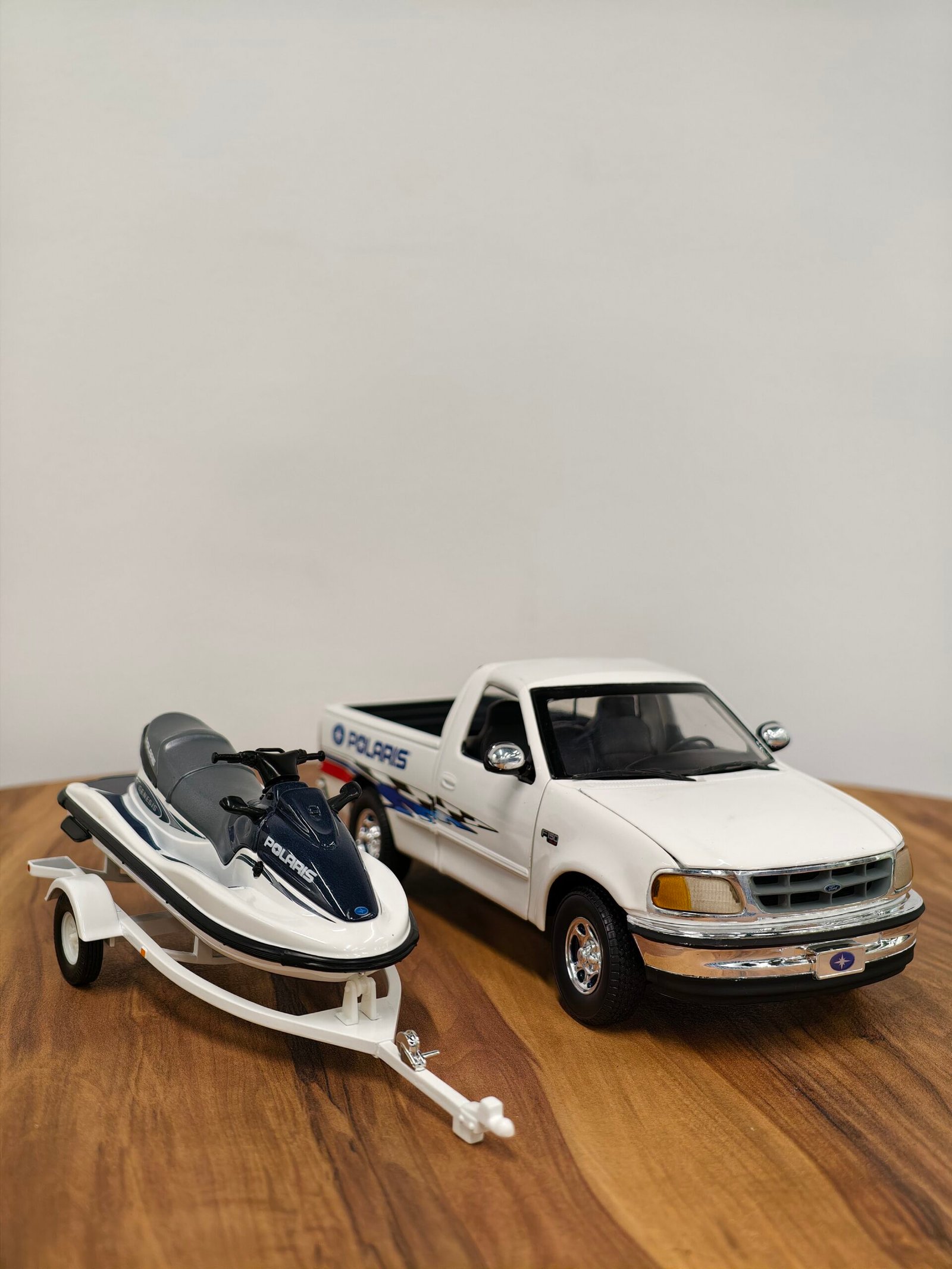 Polaris Genesis with Ford pick up & trailer 1:18 White - Image 2