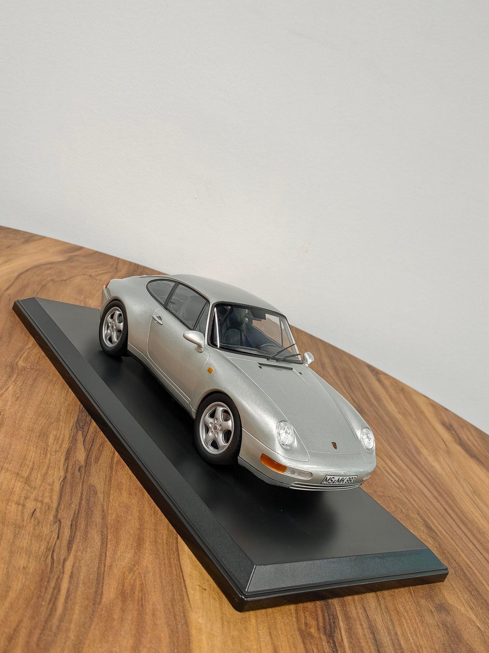 Porsche 911 Carrera 1993 Silver 1:18 - Image 2