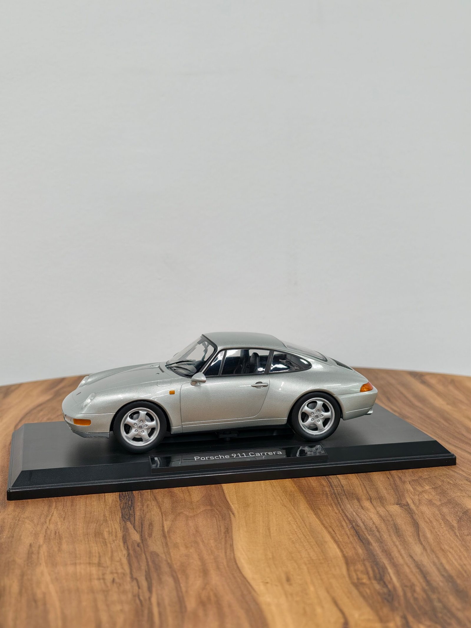 Porsche 911 Carrera 1993 Silver 1:18 - Image 5