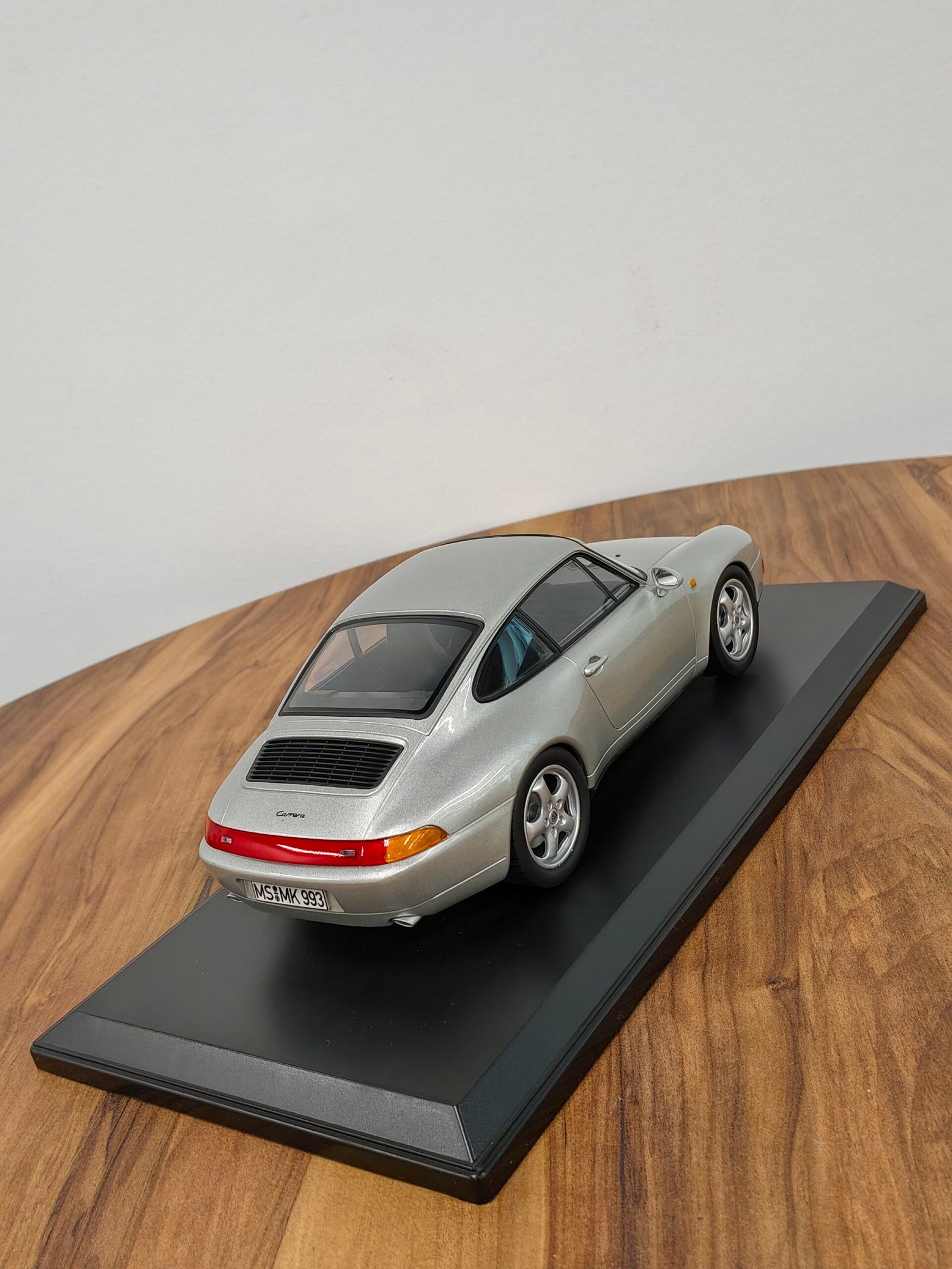 Porsche 911 Carrera 1993 Silver 1:18 - Image 4