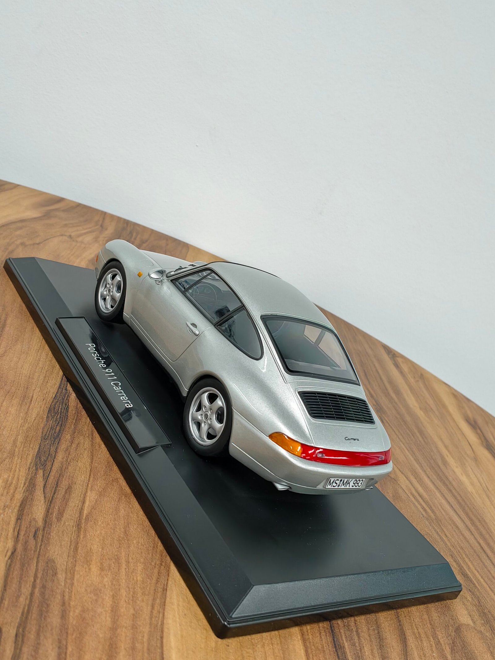 Porsche 911 Carrera 1993 Silver 1:18 - Image 3