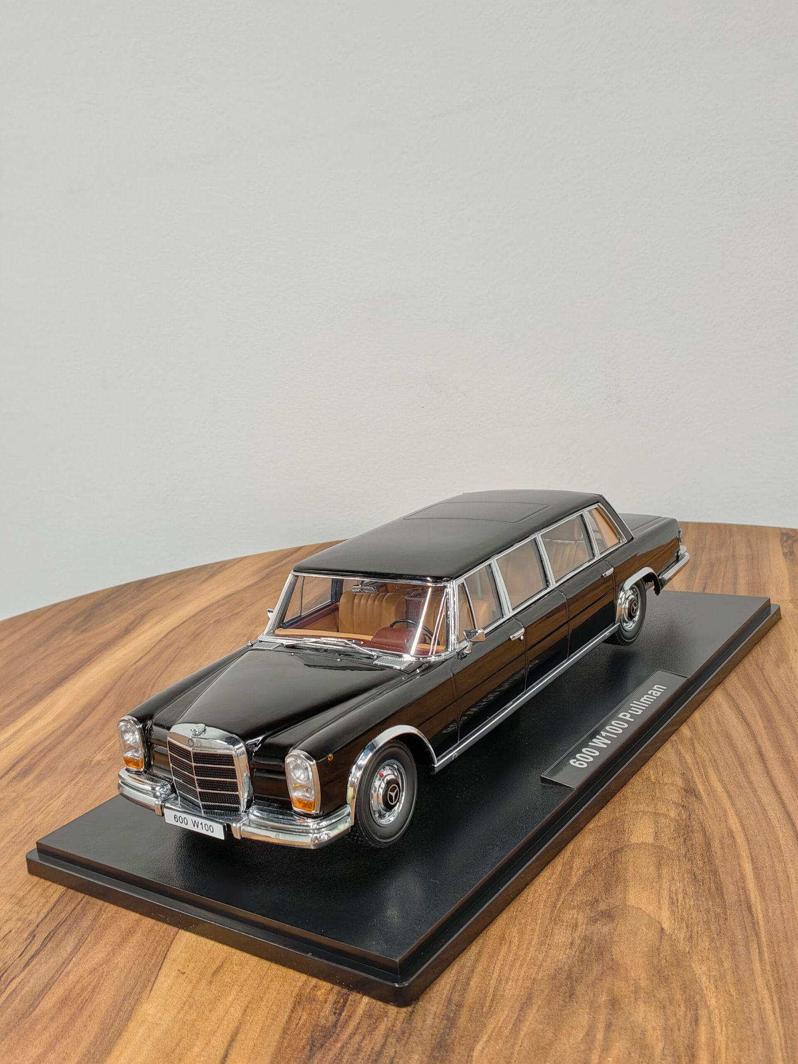 Mercedes-Benz 600 W100 Pullman 1:18 Black