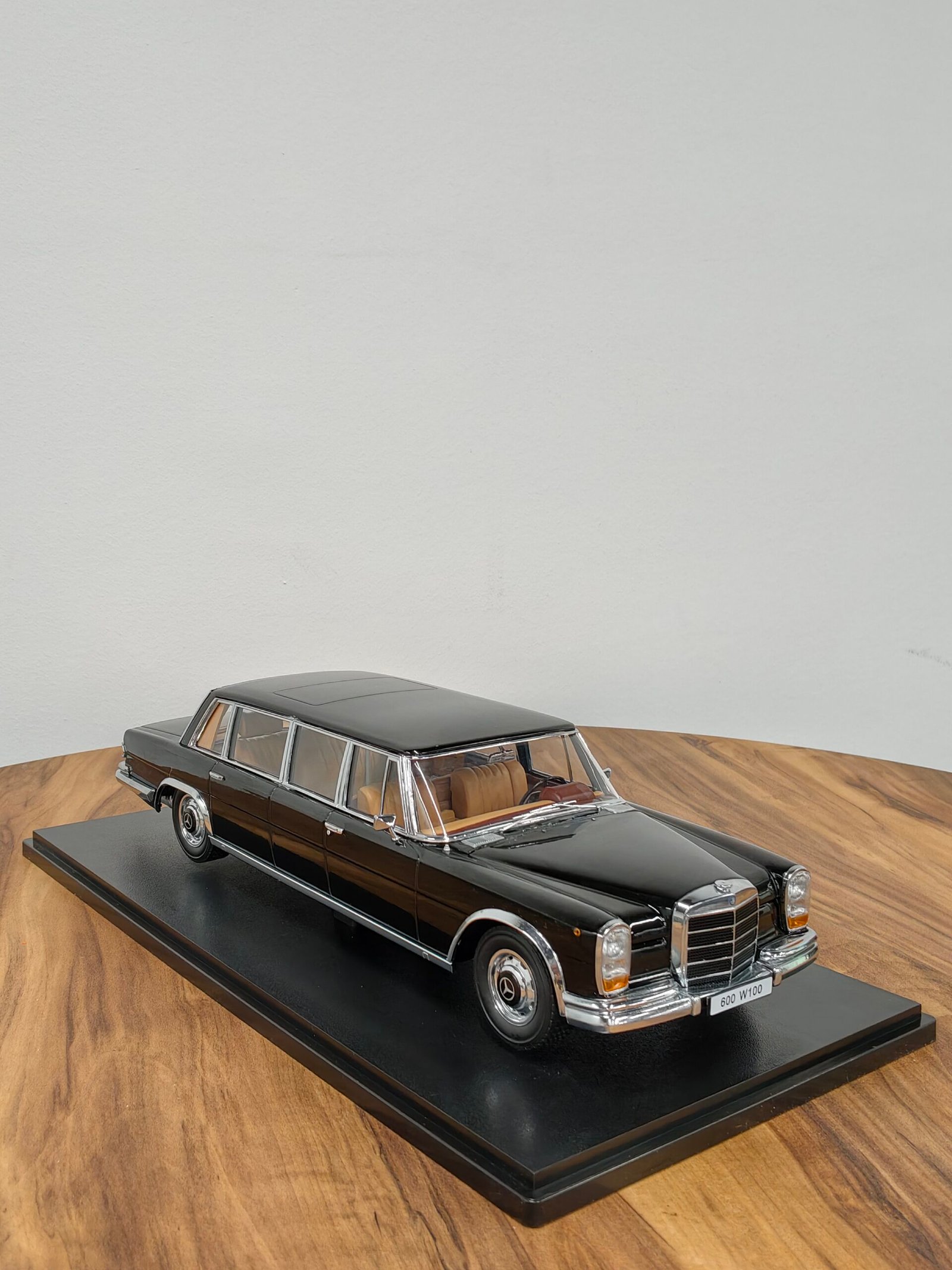 Mercedes-Benz 600 W100 Pullman 1:18 Black - Image 2