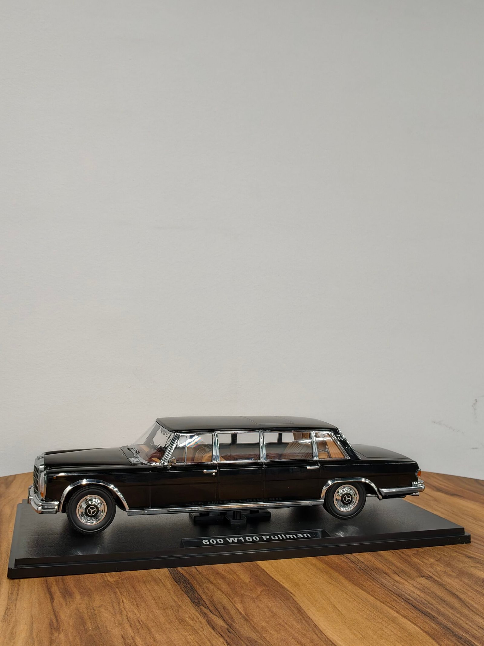 Mercedes-Benz 600 W100 Pullman 1:18 Black - Image 5