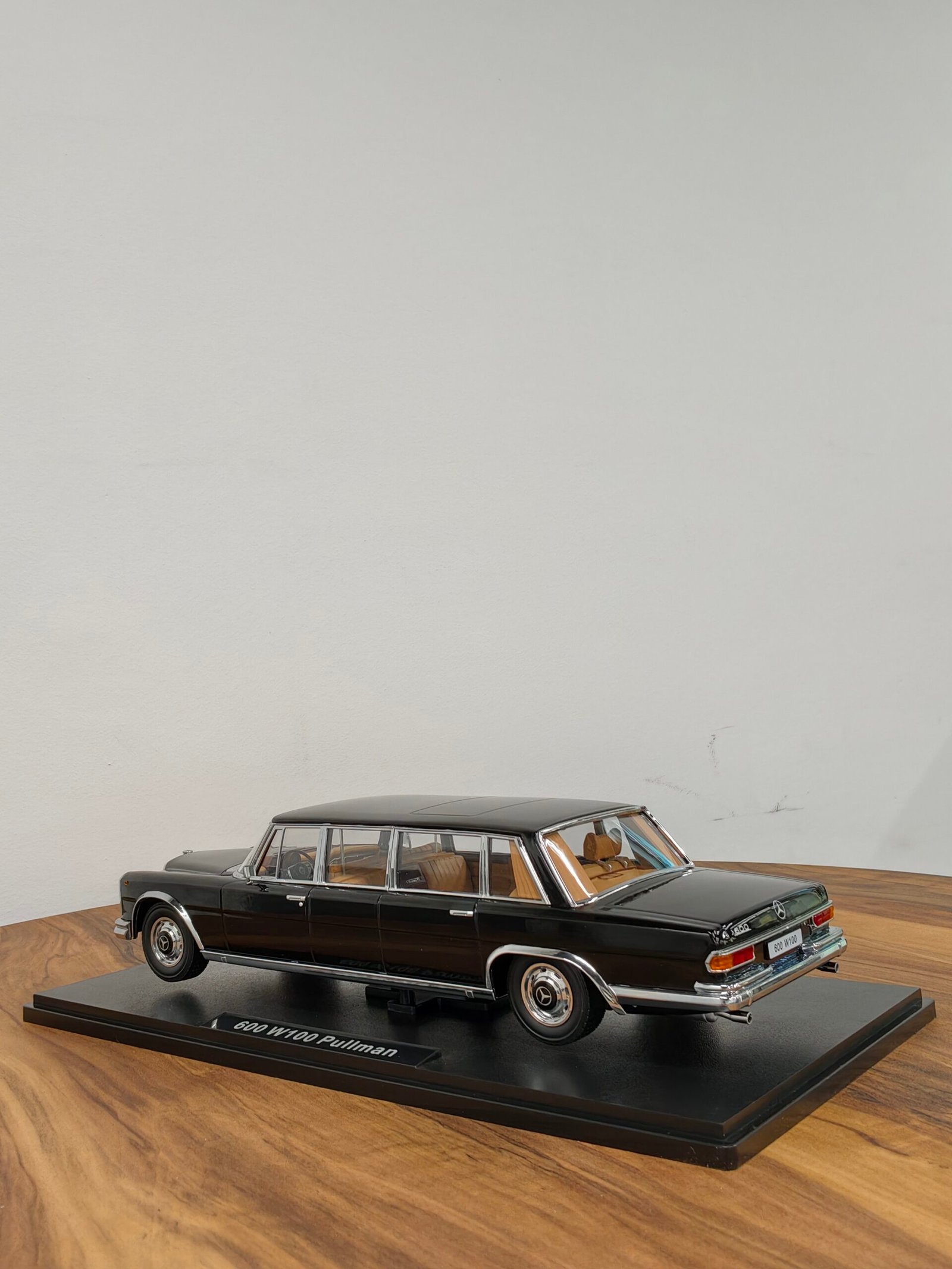 Mercedes-Benz 600 W100 Pullman 1:18 Black - Image 3