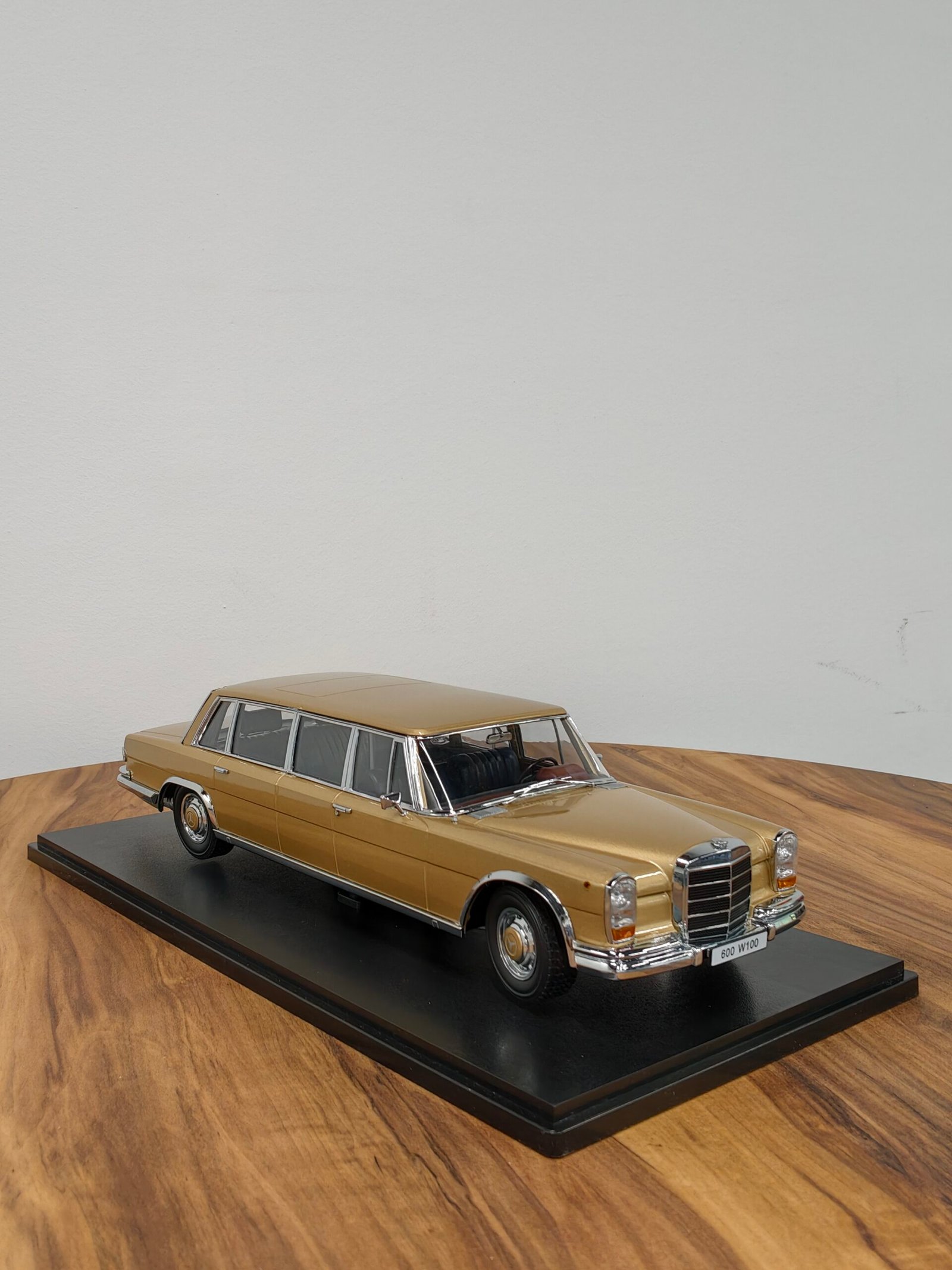 Mercedes-Benz 600 W100 Pullman 1:18 Gold - Image 8