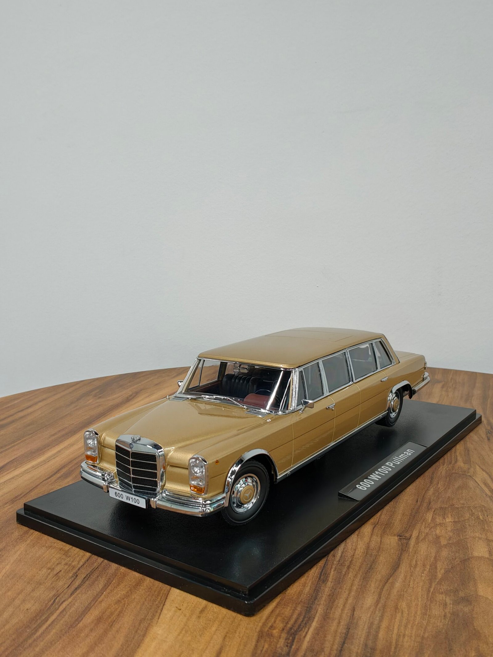 Mercedes-Benz 600 W100 Pullman 1:18 Gold