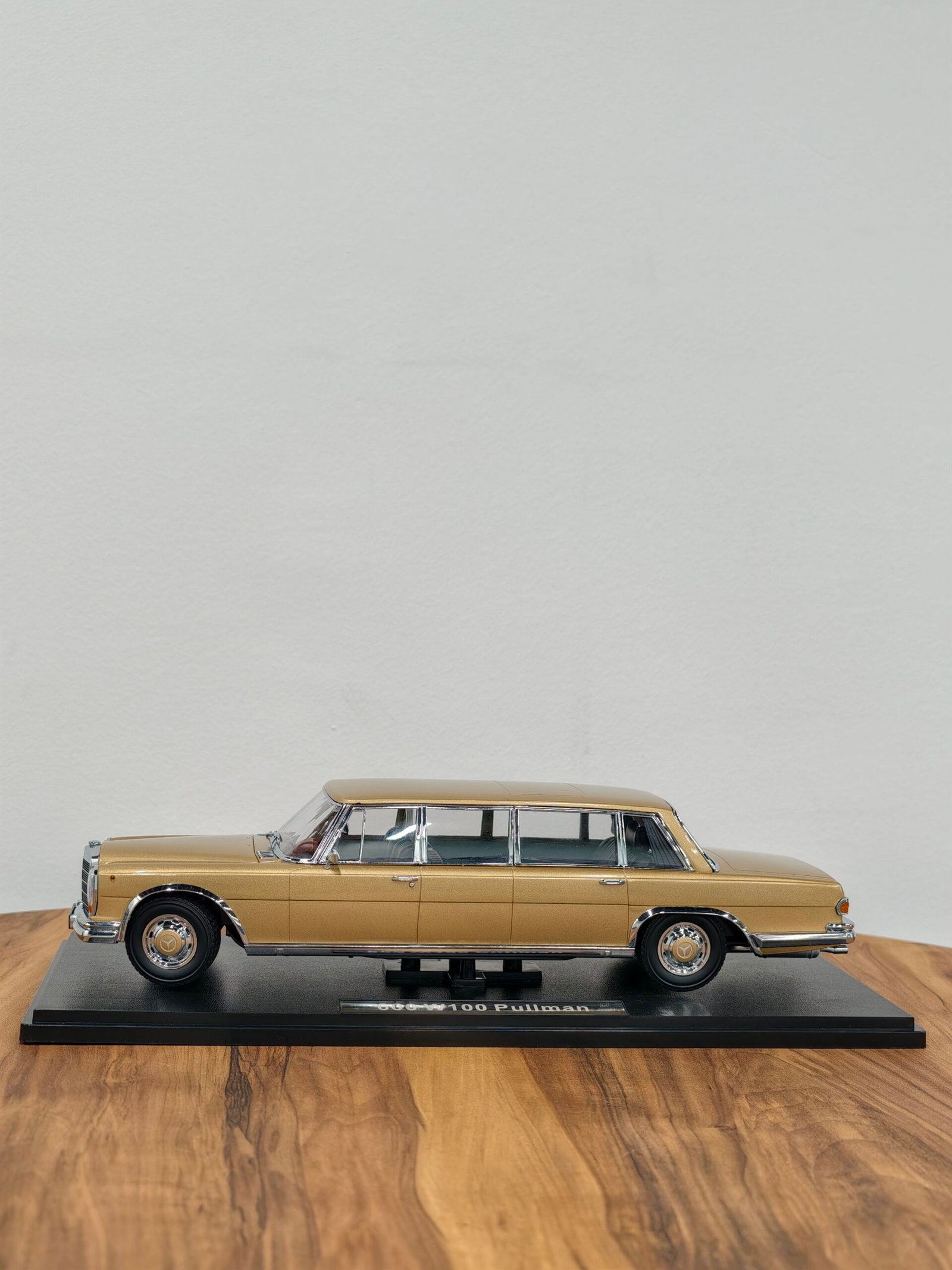 Mercedes-Benz 600 W100 Pullman 1:18 Gold - Image 7