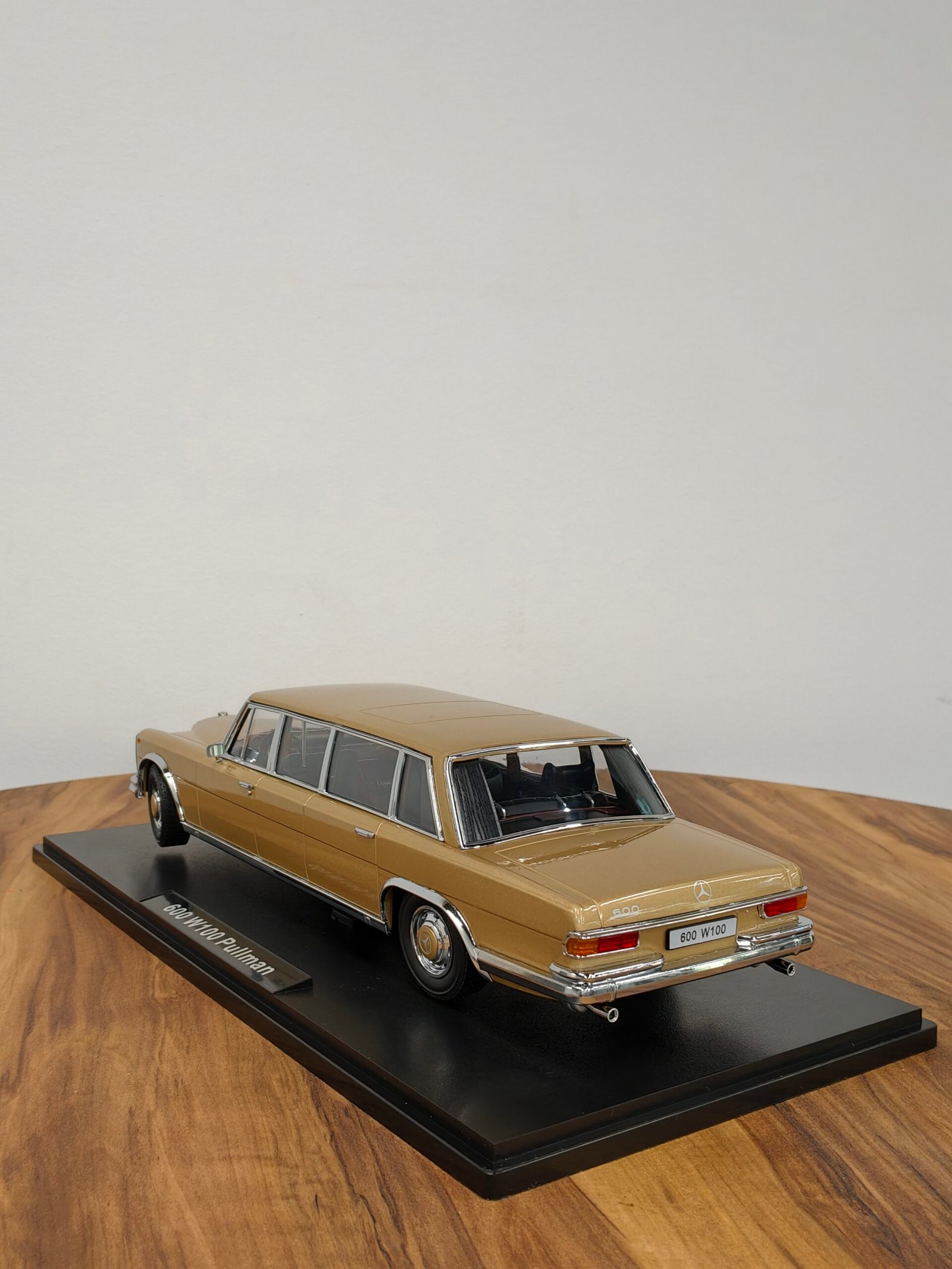 Mercedes-Benz 600 W100 Pullman 1:18 Gold - Image 6