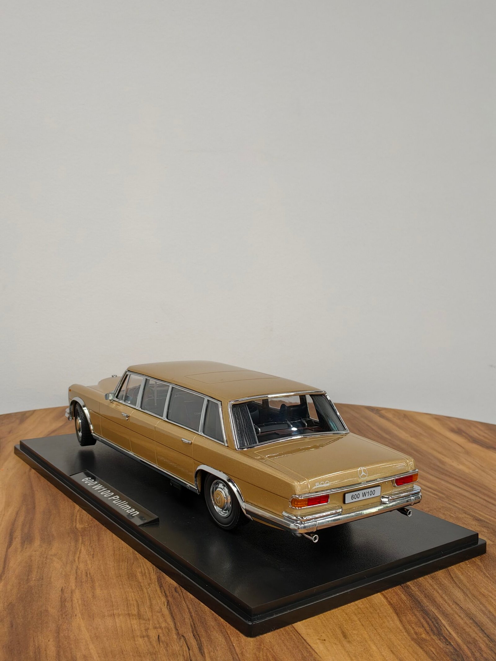 Mercedes-Benz 600 W100 Pullman 1:18 Gold - Image 5