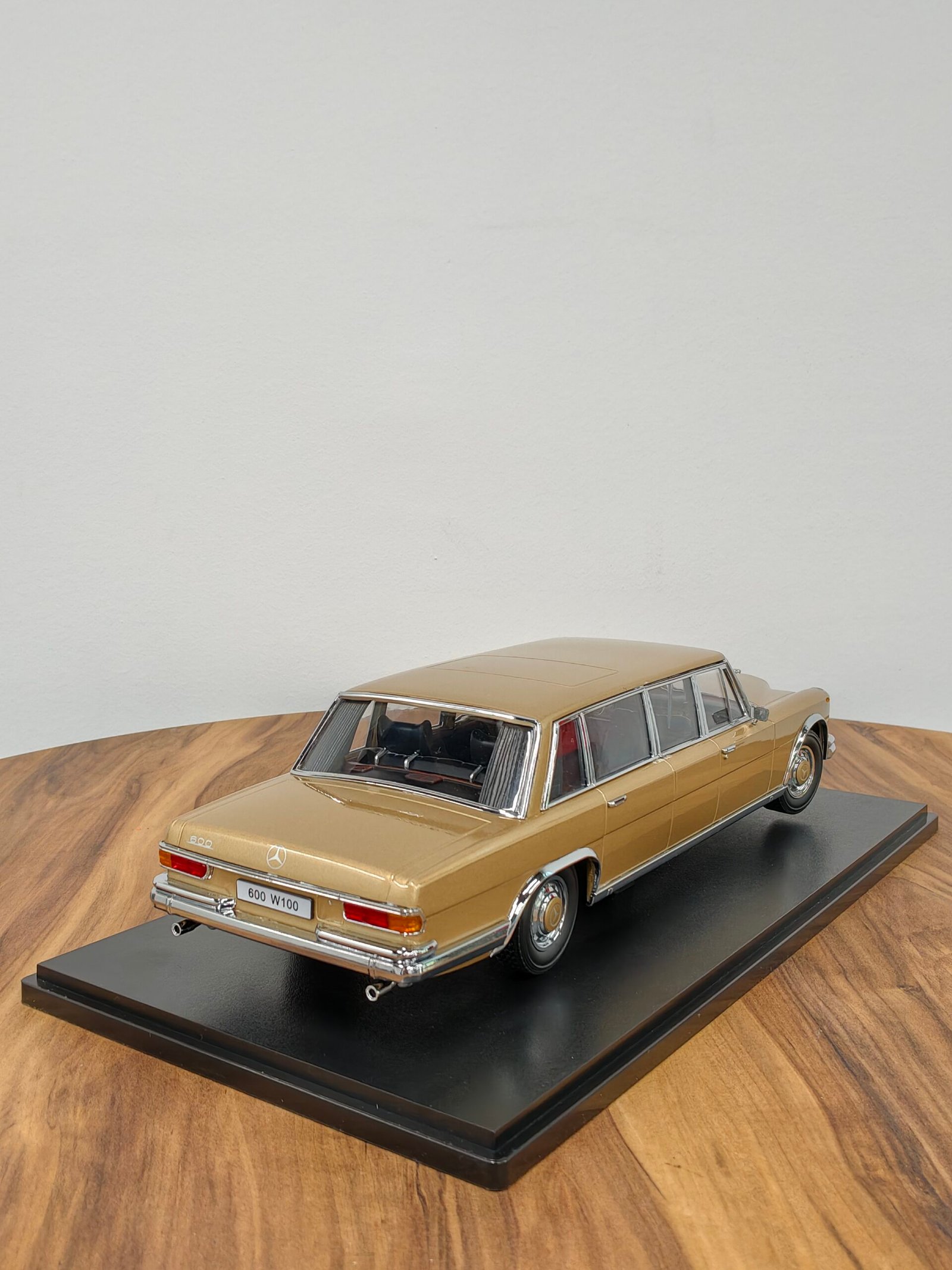 Mercedes-Benz 600 W100 Pullman 1:18 Gold - Image 4