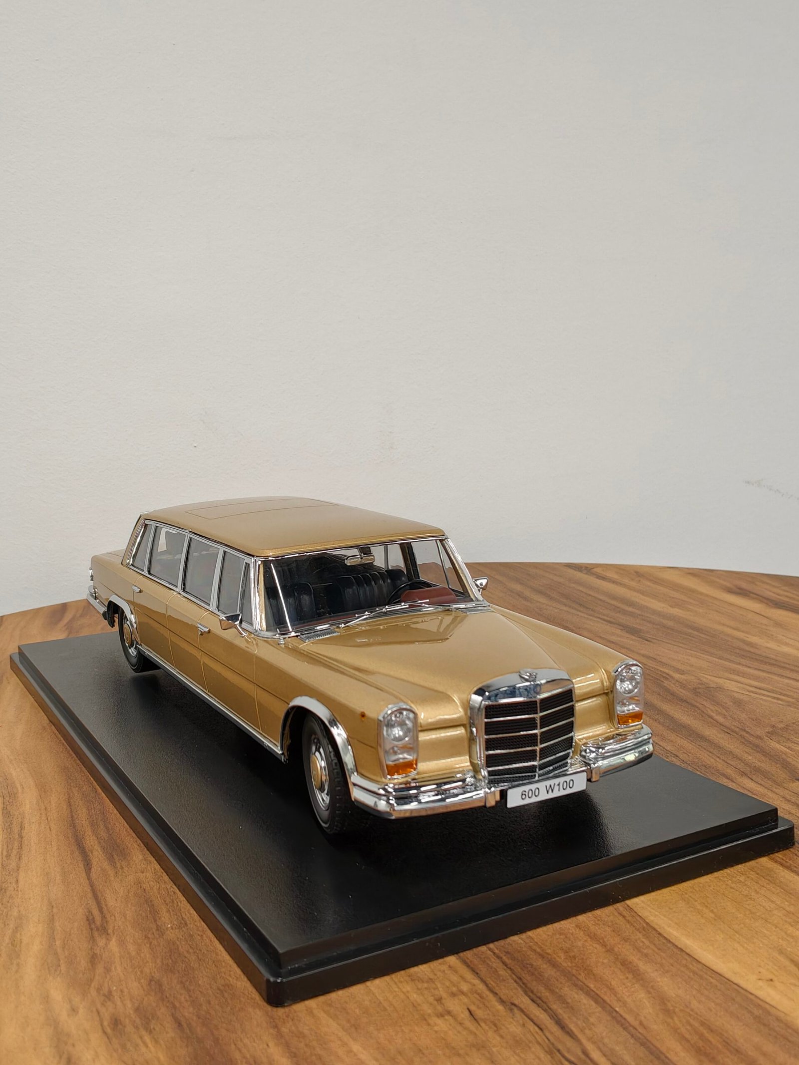 Mercedes-Benz 600 W100 Pullman 1:18 Gold - Image 2