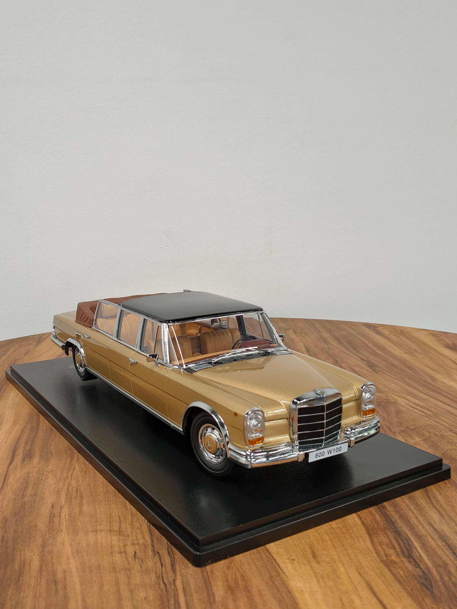 Mercedes Benz 600 W100 Landaulet 1:18 - Image 2